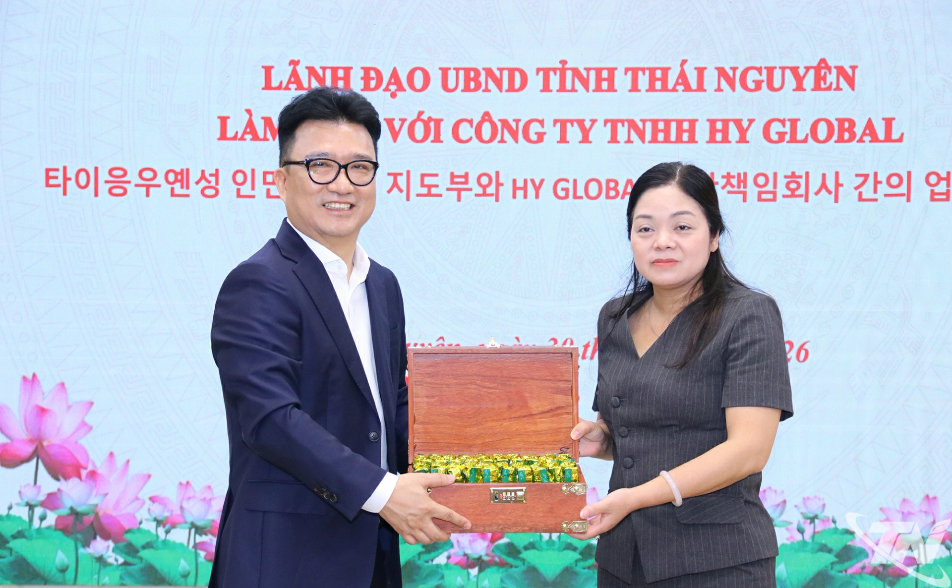 Đồng chí Phó Chủ tịch UBND tỉnh Nguyễn Thị Loan tặng sản phẩm đặc trưng địa phương cho lãnh đạo doanh nghiệp Hàn Quốc tại buổi làm việc.