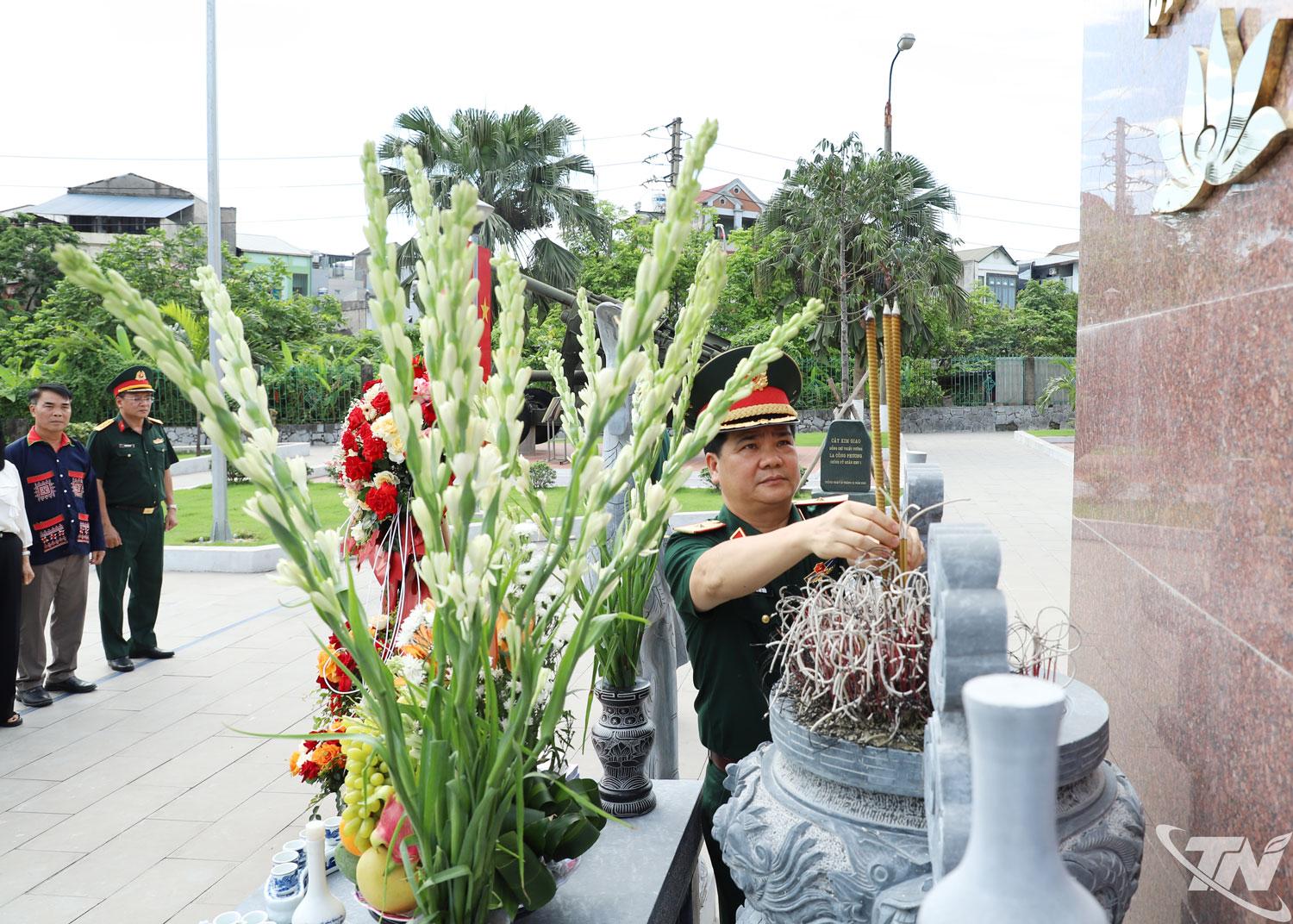 Đoàn dâng hương tưởng niệm Chủ tịch Hồ Chí Minh.