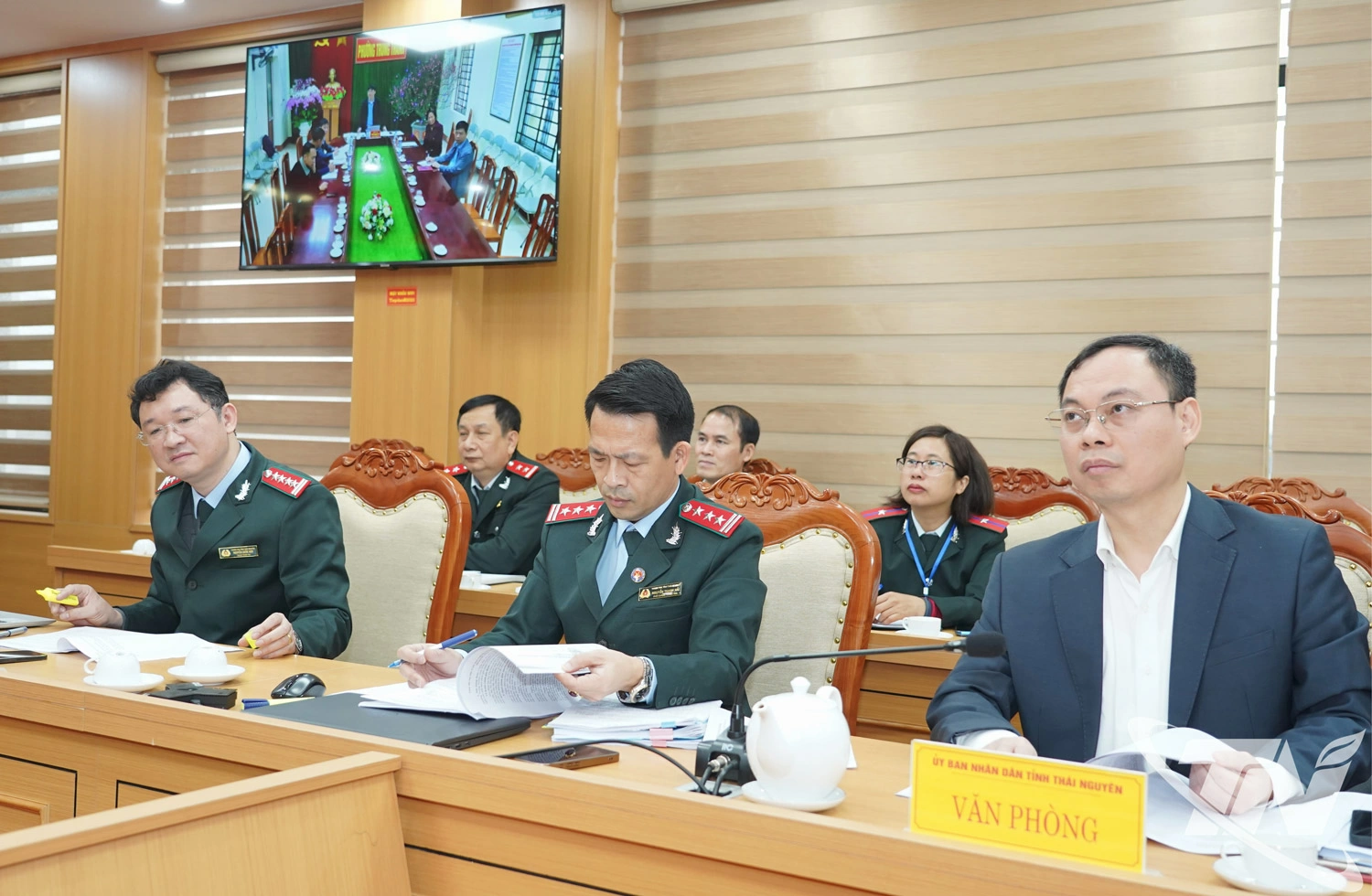 Các ngành chức năng dự buổi tiếp công dân.