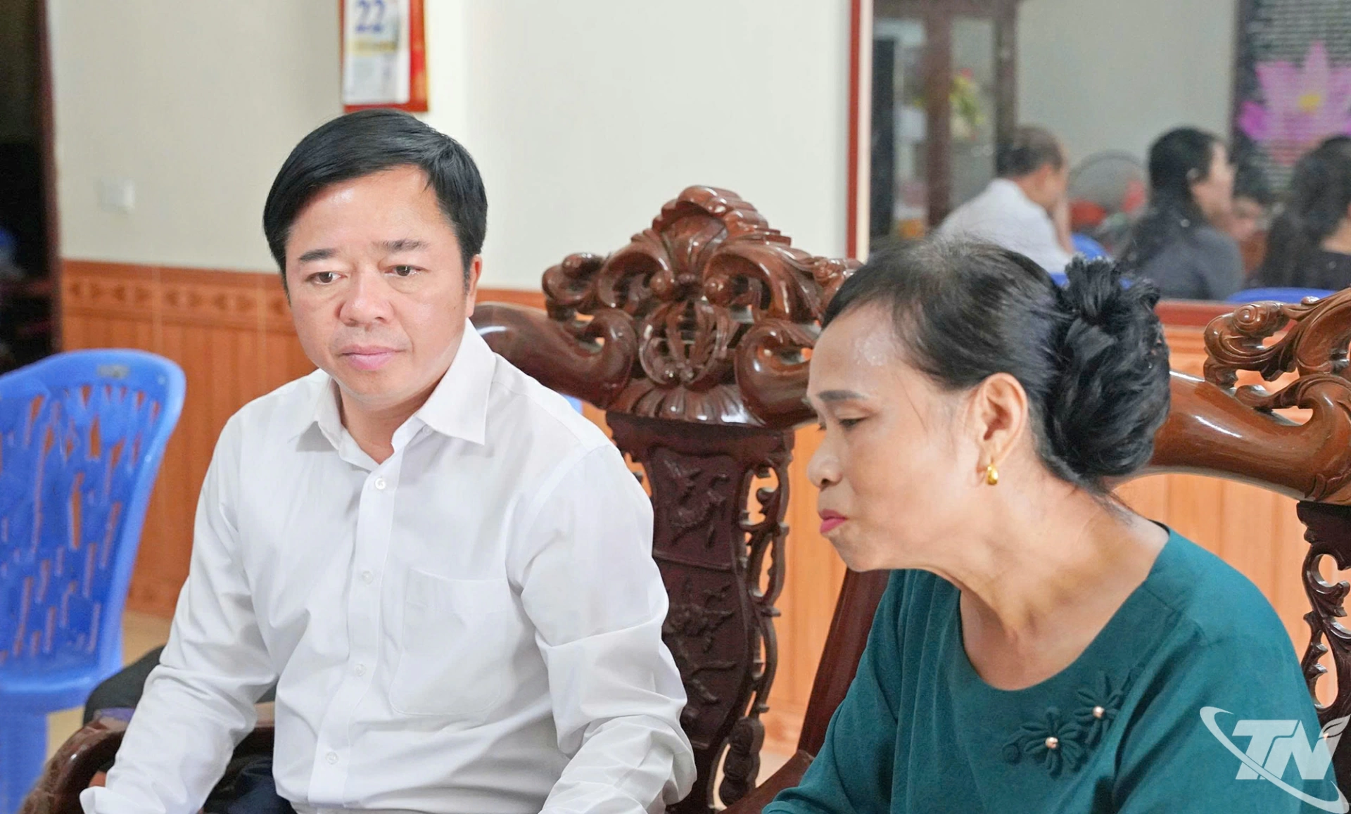 Đồng chí Bùi Văn Lương, Phó Bí thư Tỉnh ủy, Chủ tịch HĐND tỉnh ân cần thăm hỏi gia đình.