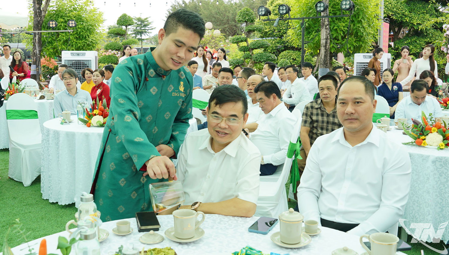 Các đại biểu thưởng trà.
