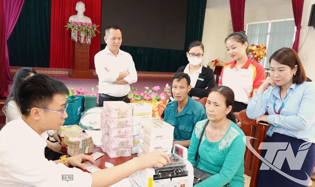 Cơ quan chức năng thực hiện chi trả tiền bồi thường, hỗ trợ giải phóng mặt bằng cho các hộ dân trong vùng Dự án Khu công nghiệp Sông Công II.