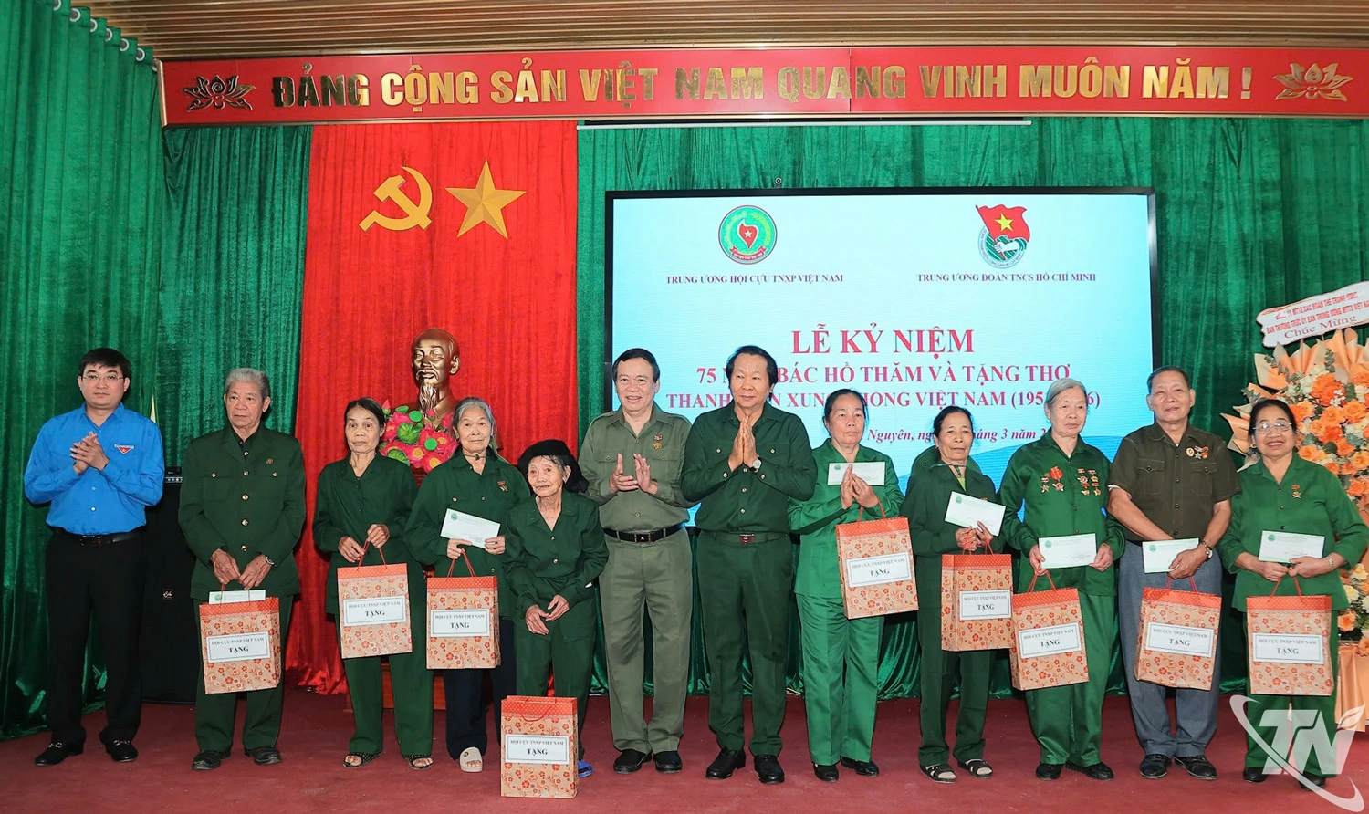 Hội Cựu Thanh niên xung phong Việt Nam trao quà cho các Cựu TNXP có hoàn cảnh khó khăn.