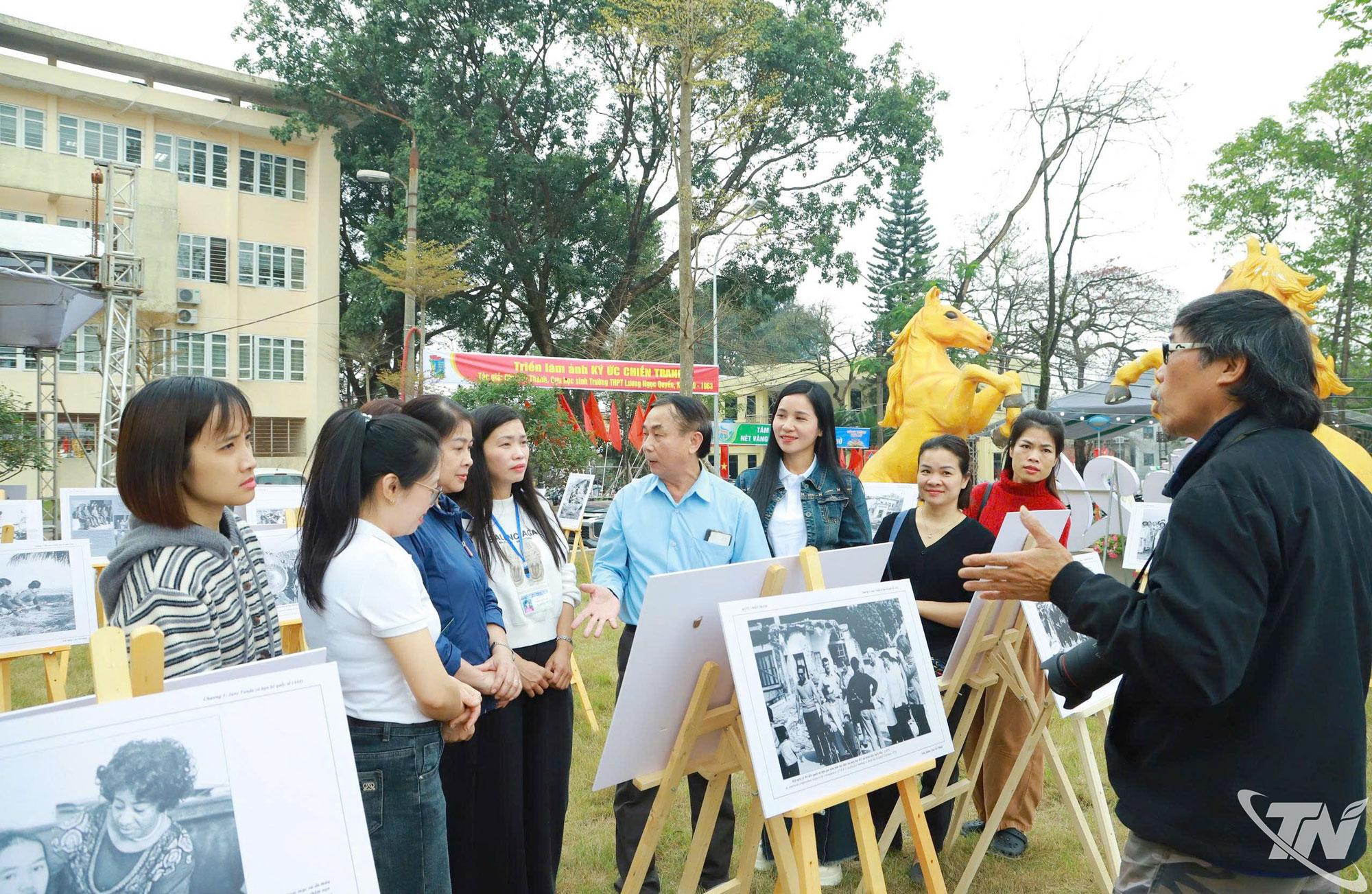 Trưng bày ảnh tư liệu kỷ niệm 80 năm Ngày thành lập Trường THPT Lương Ngọc Quyến.