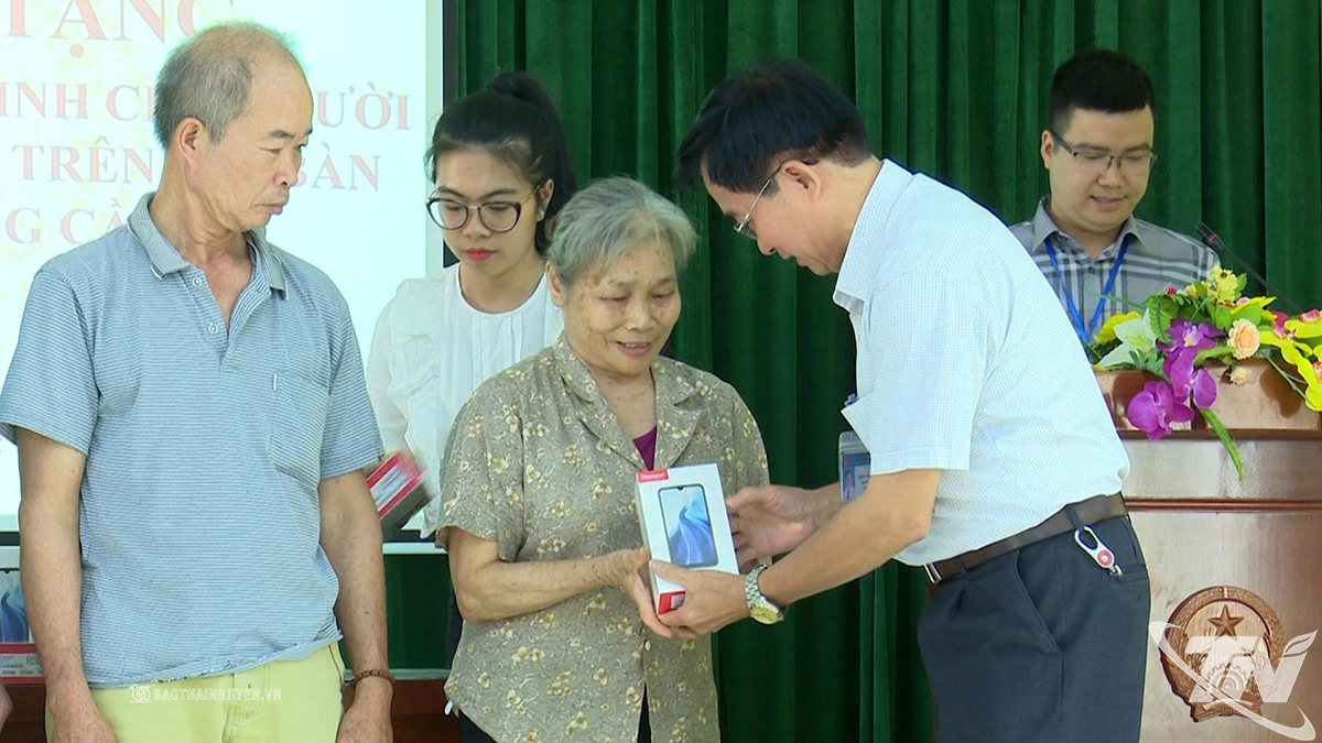 Cấp phát điện thoại thông minh cho các hộ khó khăn ở phường Bắc Kạn.