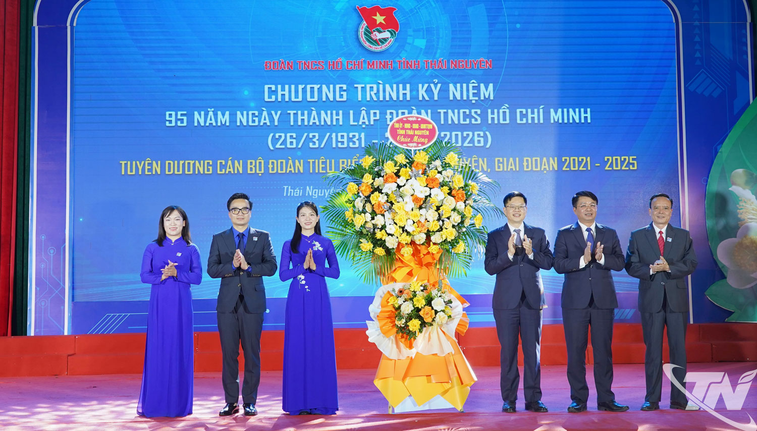 Các đồng chí lãnh đạo tỉnh tặng hoa chúc mừng Tỉnh đoàn Thái Nguyên.