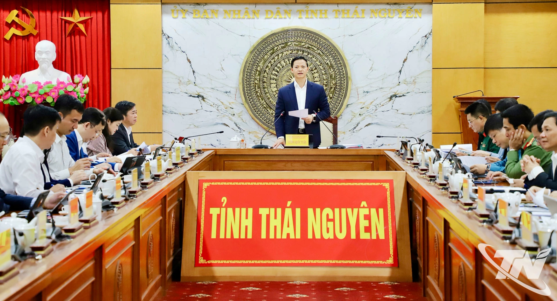 Đồng chí Chủ tịch UBND tỉnh Vương Quốc Tuấn chủ trì Hội nghị.