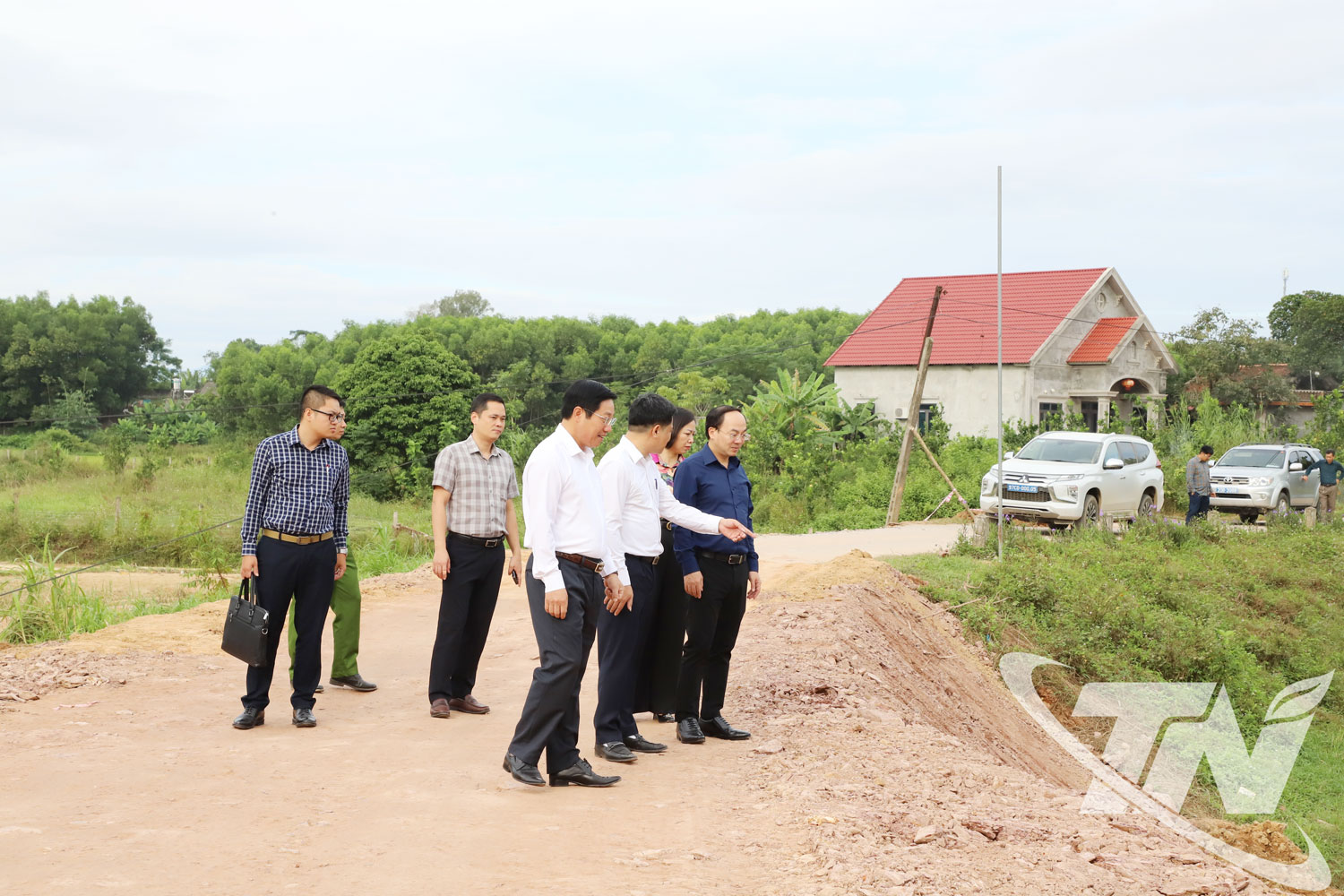 Đồng chí Nguyễn Đăng Bình khảo sát tại cống chợ Bộp (xóm Thòng Bong) bị hư hỏng do cơn bão số 11.