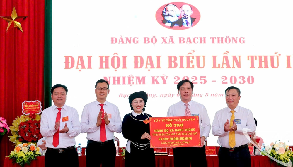 Sở Y tế Thái Nguyên hỗ trợ kinh phí cho xã Bạch Thông để xoá nhà tạm, nhà dột nát.
