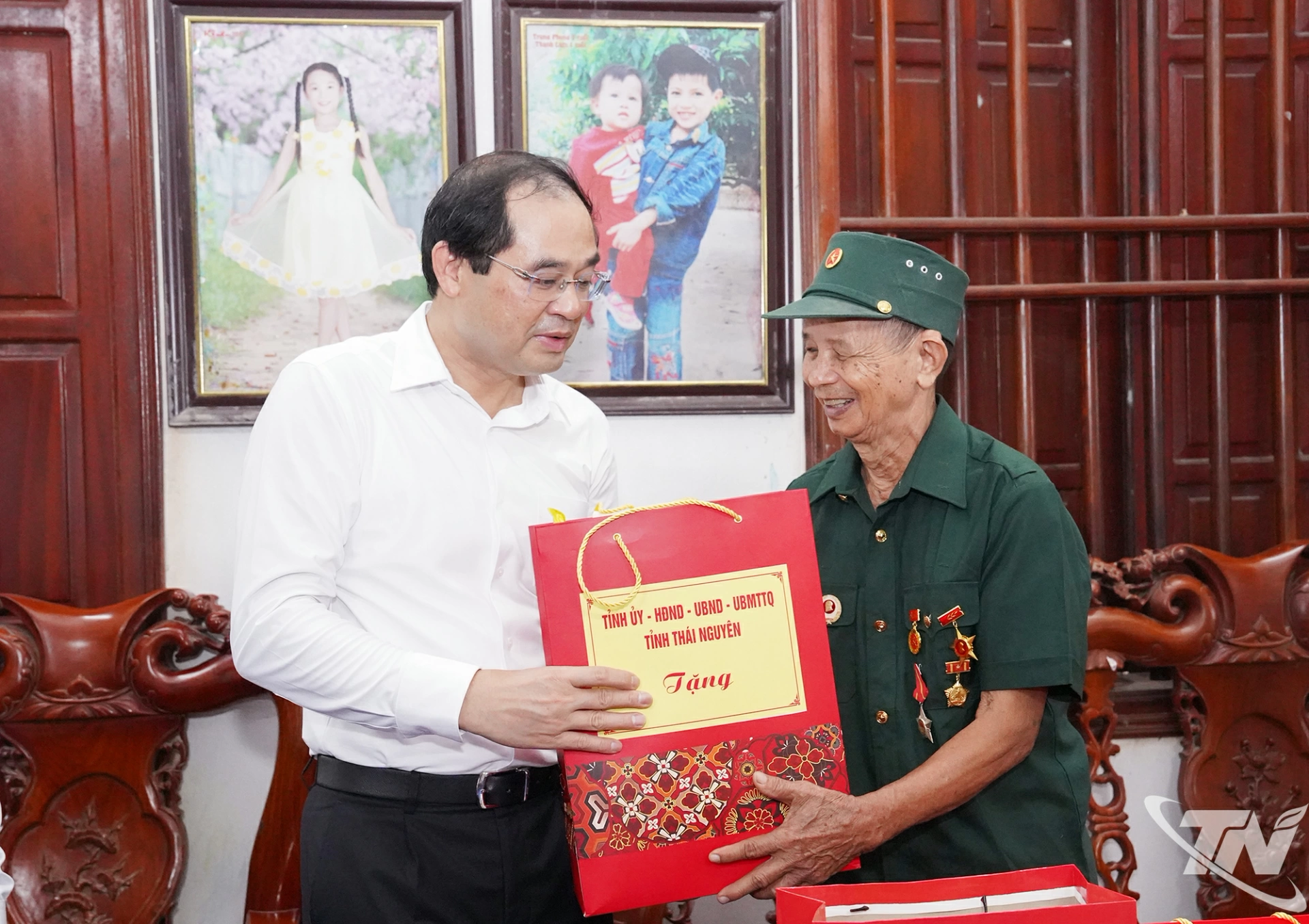 Đồng chí Bí thư Tỉnh ủy Trịnh Xuân Trường tặng quà thương binh Nguyễn Văn Thỏa.