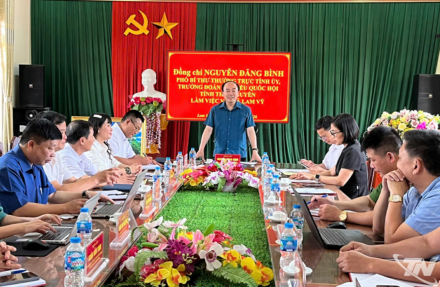 Đồng chí Nguyễn Đăng Bình, Phó Bí thư Thường trực Tỉnh uỷ, Trưởng đoàn đại biểu Quốc hội tỉnh làm việc với xã Lam Vỹ.
