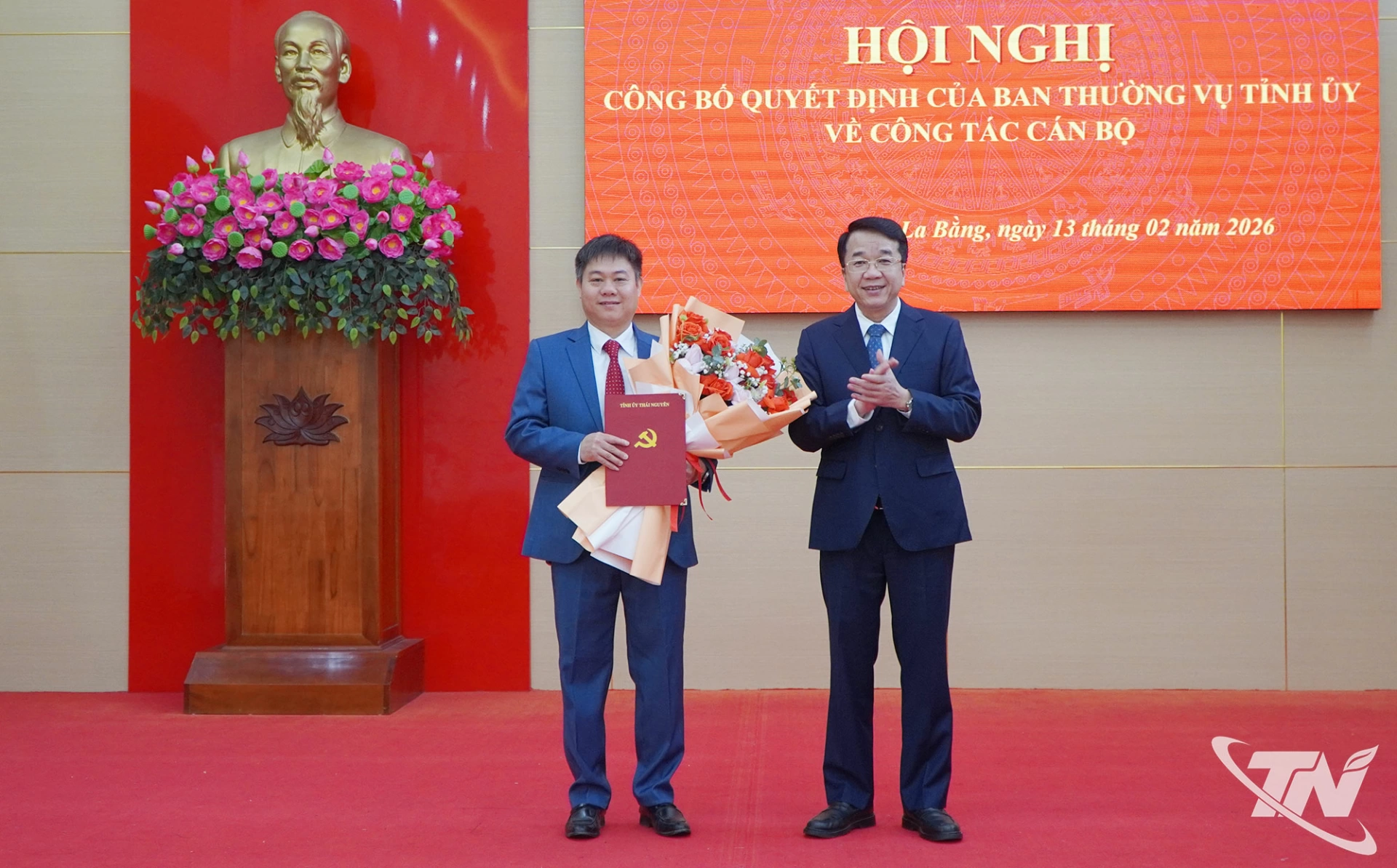 Đồng chí Phó Bí thư Tỉnh ủy Nguyễn Thanh Bình trao Quyết định chỉ định cho tân Bí thư Đảng ủy xã La Bằng Đặng Thanh Tùng.