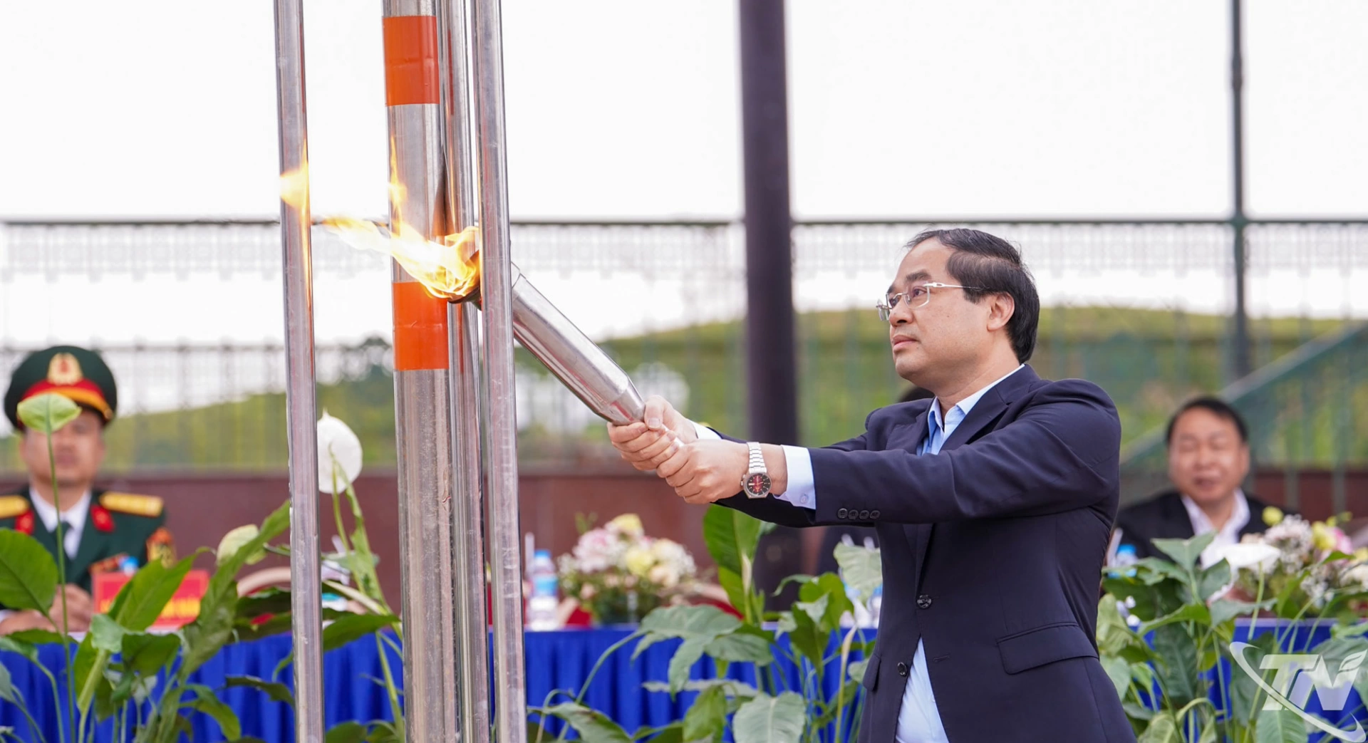 Đồng chí Bí thư Tỉnh ủy Trịnh Xuân Trường thắp lửa truyền thống tại Lễ giao nhận quân.