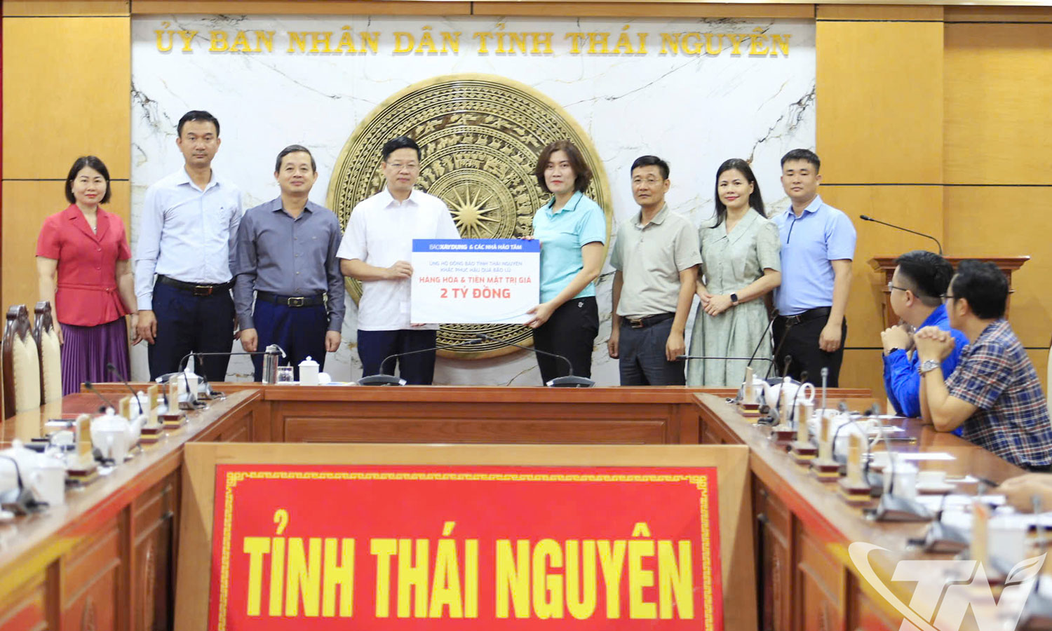 Đại diện Báo Xây dựng và các doanh nghiệp trao hỗ trợ tỉnh Thái Nguyên 2,4 tỷ đồng khắc phục hậu quả mưa lũ.