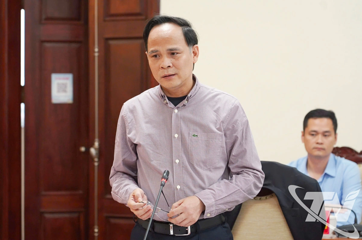 Đồng chí Nguyễn Linh, Ủy viên Ban Thường vụ Tỉnh ủy, Phó Chủ tịch UBND tỉnh trao đổi, làm rõ các nội dung liên quan.