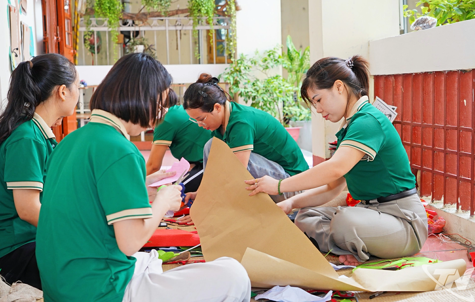 Các cô giáo của Phân hiệu 1, Trường Mầm non Quang Trung đang chuẩn bị học liệu cho năm học mới.