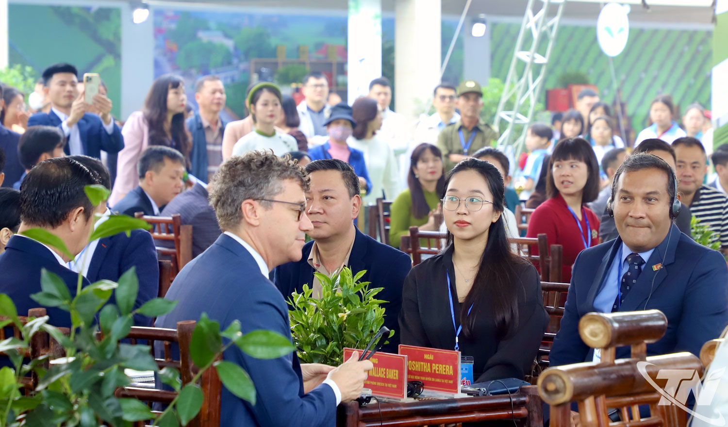 Đại biểu v&agrave; kh&aacute;ch mời tham dự Tọa đ&agrave;m.