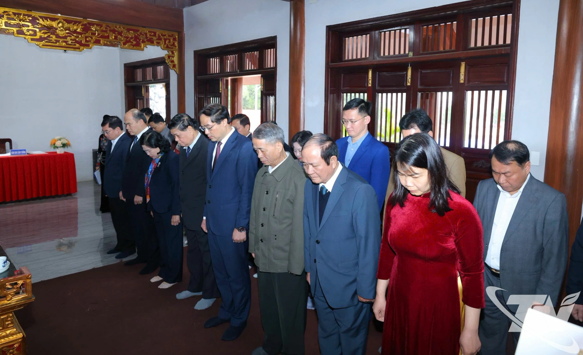 Đồng chí Bí thư Tỉnh ủy Trịnh Xuân Trường và các đại biểu dâng hương tưởng niệm Chủ tịch Hồ Chí Minh tại Di tích lịch sử Nà Tu.