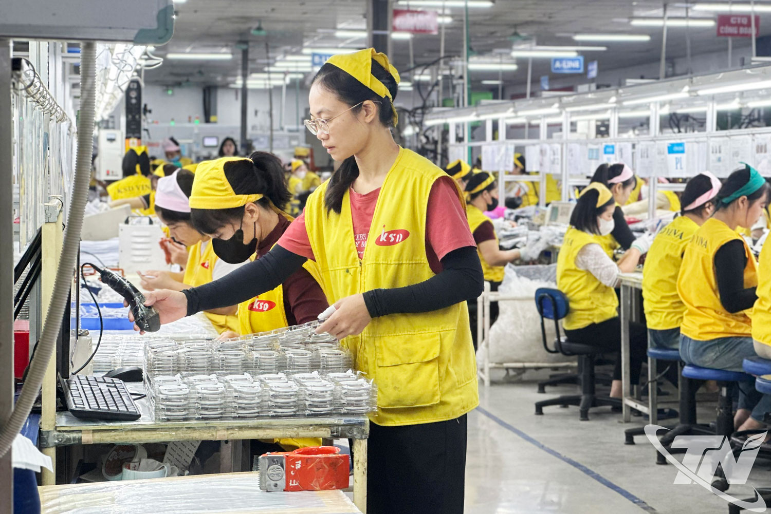 Sản xuất linh kiện điện tử tại C&ocirc;ng ty TNHH KSD Vina, doanh nghiệp 100% vốn đầu tư H&agrave;n Quốc.