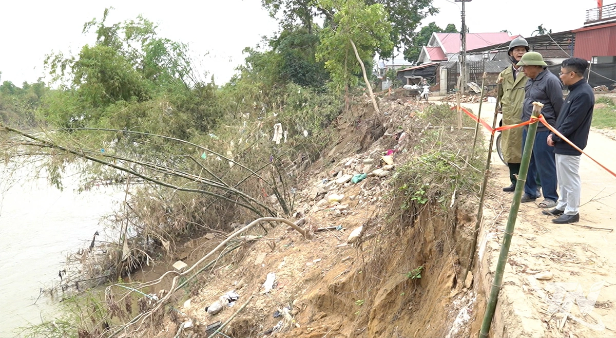Cận cảnh các đoạn bờ sông bị sạt lở.