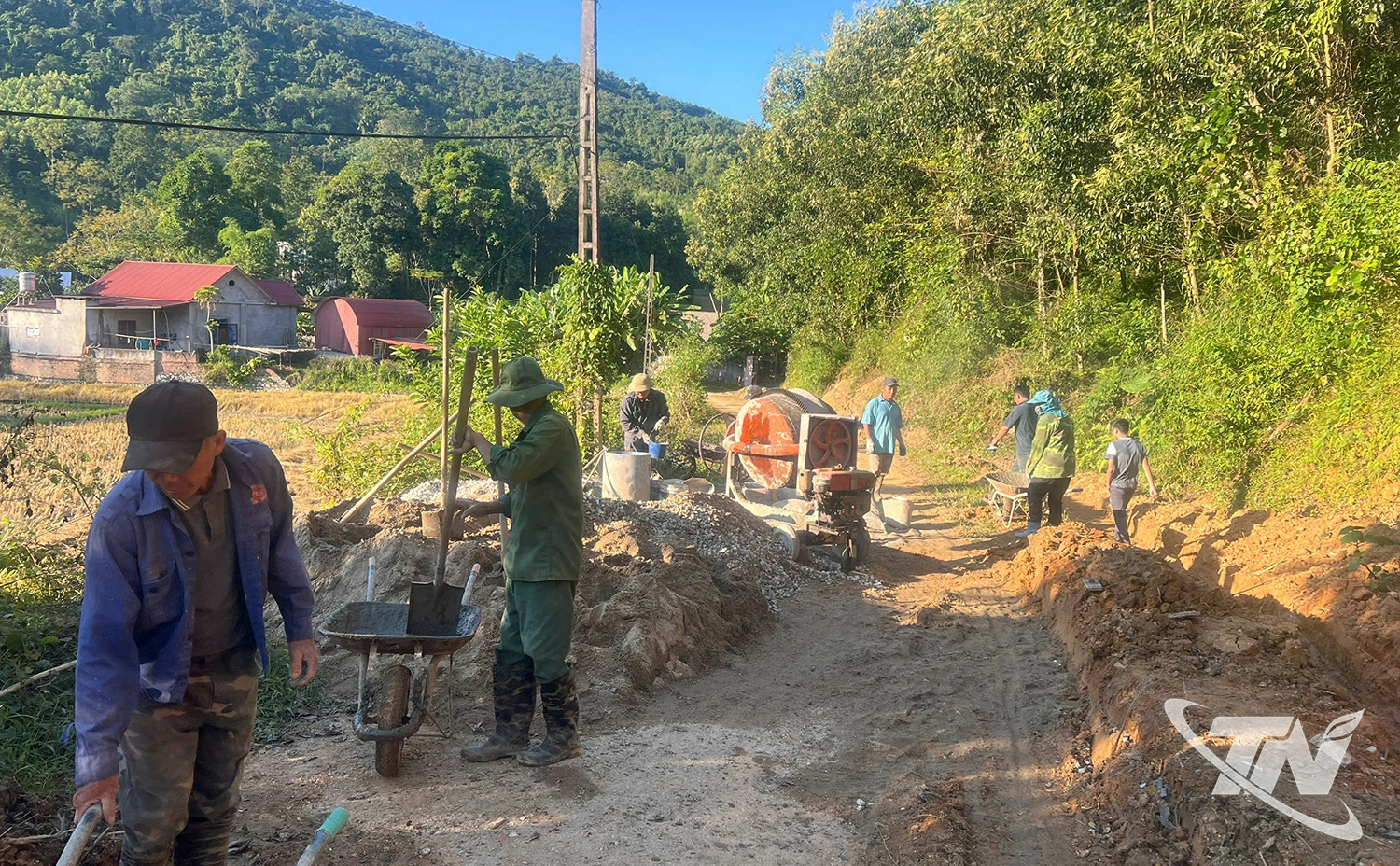 Xây dựng hạ tầng   nông thôn ở xã   Lam Vỹ