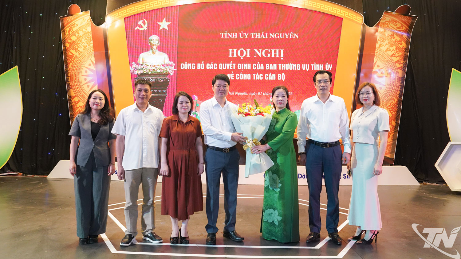 Lãnh đạo Ban Biên tập Báo và Phát thanh, Truyền hình Thái Nguyên chúc mừng đồng chí Nguyễn Thị Vũ Anh.