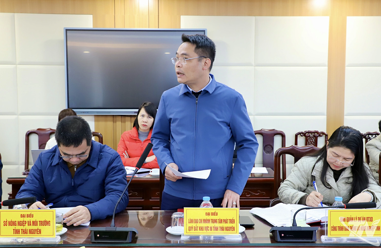 Lãnh đạo chi nhánh Trung tâm phát triển quỹ đất khu vực III tỉnh Thái Nguyên báo báo tiến độ giải phóng mặt bằng.