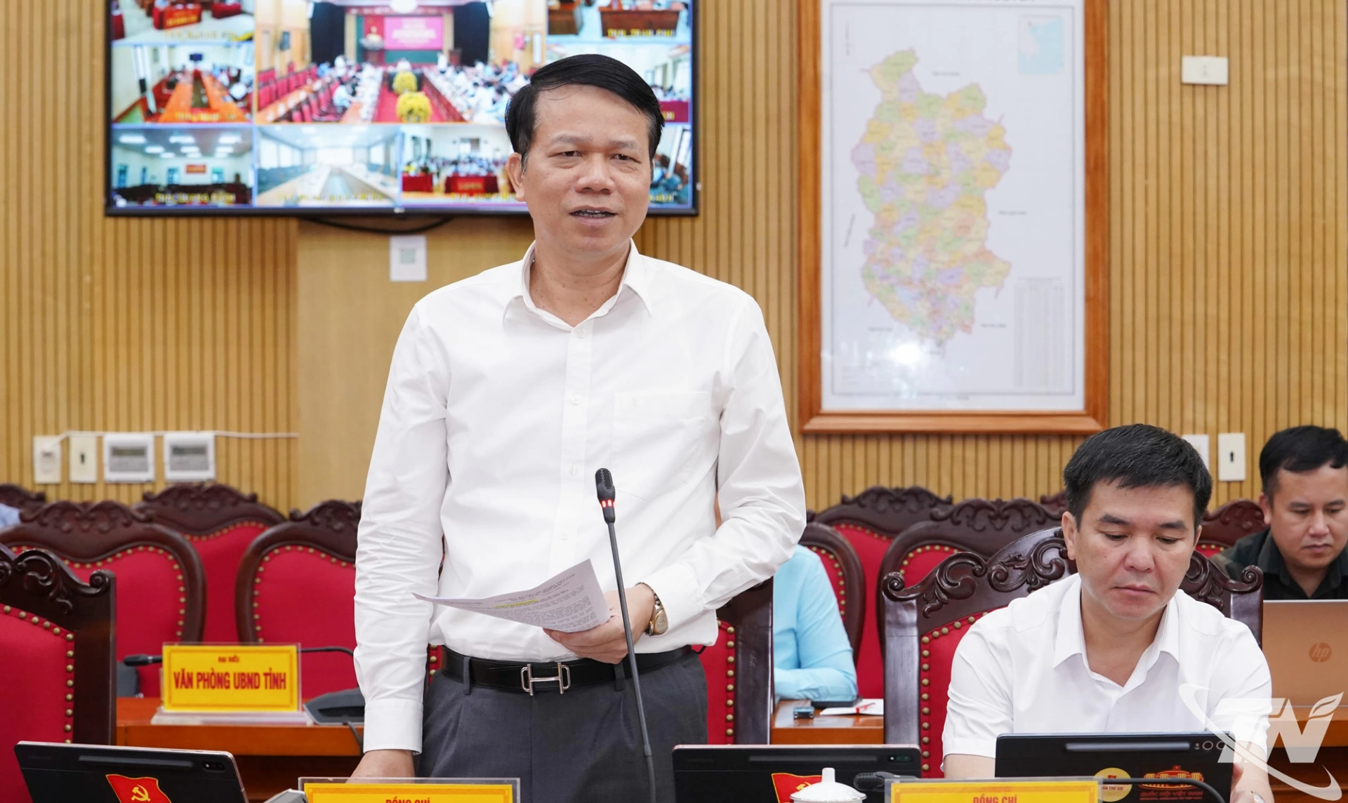 Đồng chí Phó Chủ tịch UBND tỉnh Dương Văn Lượng phát biểu tại Hội nghị.