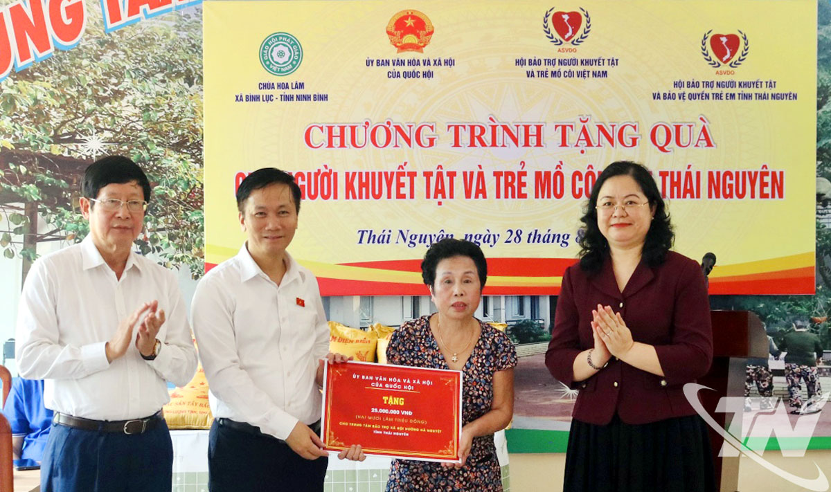 Đồng chí Lâm Văn Đoan, Phó Chủ Nhiệm Ủy ban Văn hoá và Xã hội của Quốc hội trao tặng 25 triệu đồng cho Trung tâm bảo trợ xã hội Hường Hà Nguyệt.