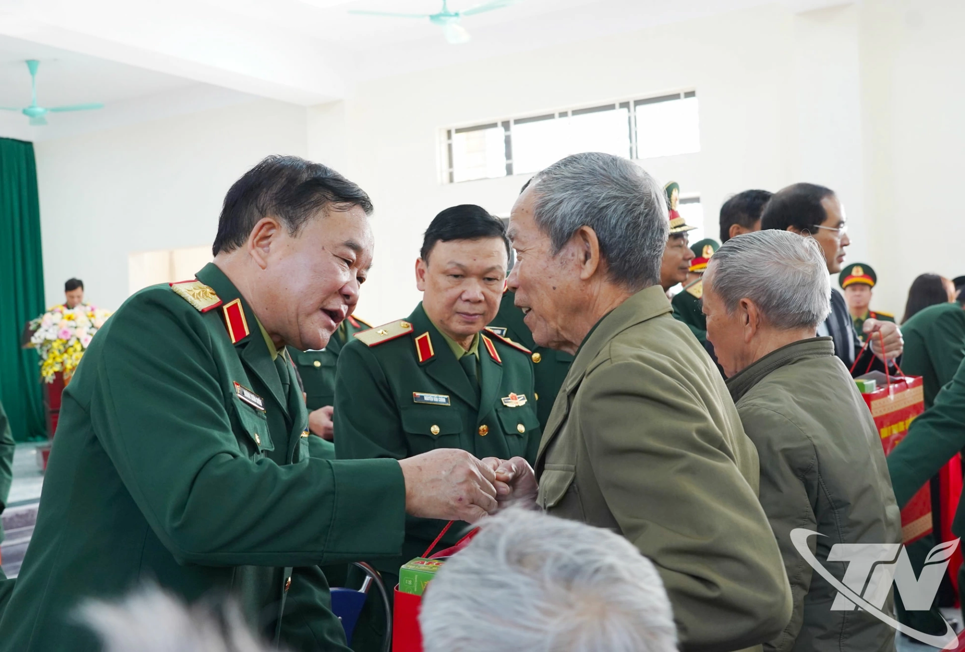 Thượng tướng Hoàng Xuân Chiến tặng quà người có công với cách mạng tại xã Phú Đình.