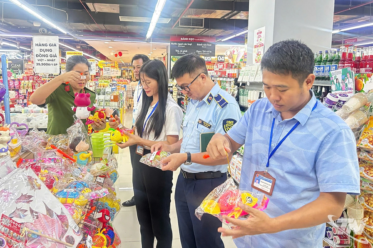 Đoàn liên ngành về chất lượng và an toàn đồ chơi trẻ em kiểm tra tại Vincom Bắc Kạn.