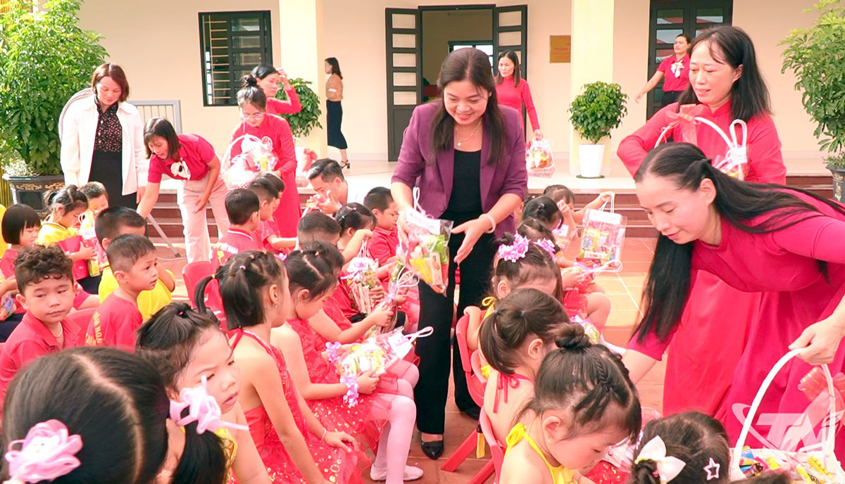 Đồng chí Phó Chủ tịch UBND tỉnh Nguyễn Thị Loan chung vui tết Trung thu với các cháu Trường Mầm non Định Biên.