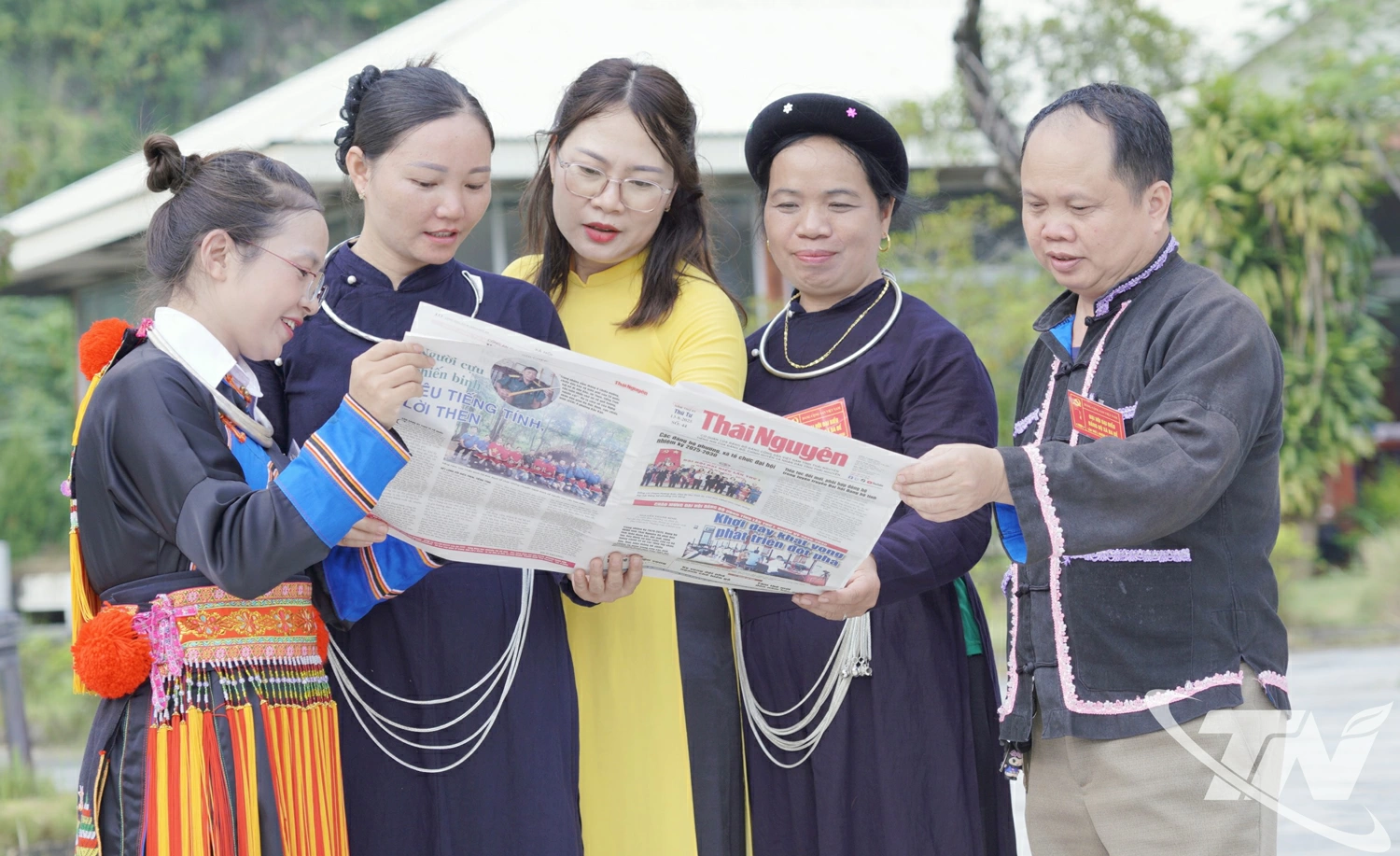 Ấn phẩm Báo Thái Nguyên thời sự trở thành món ăn tinh thần quen thuộc với đồng bào các dân tộc thiểu số trong tỉnh. Ảnh: Vân Đoan