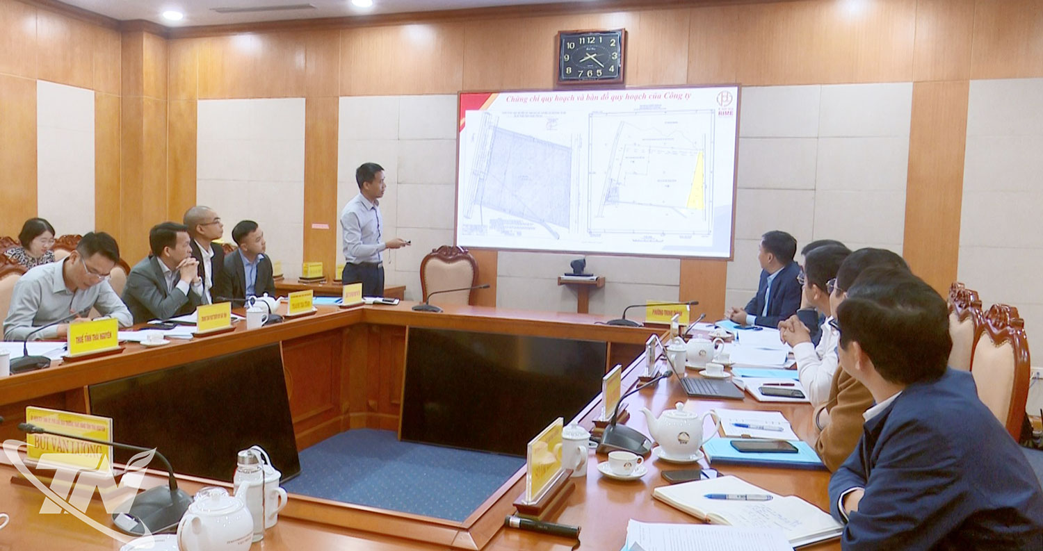 Đại diện doanh nghiệp báo cáo những khó khăn, vướng mắc trong quá trình triển khai Dự án.