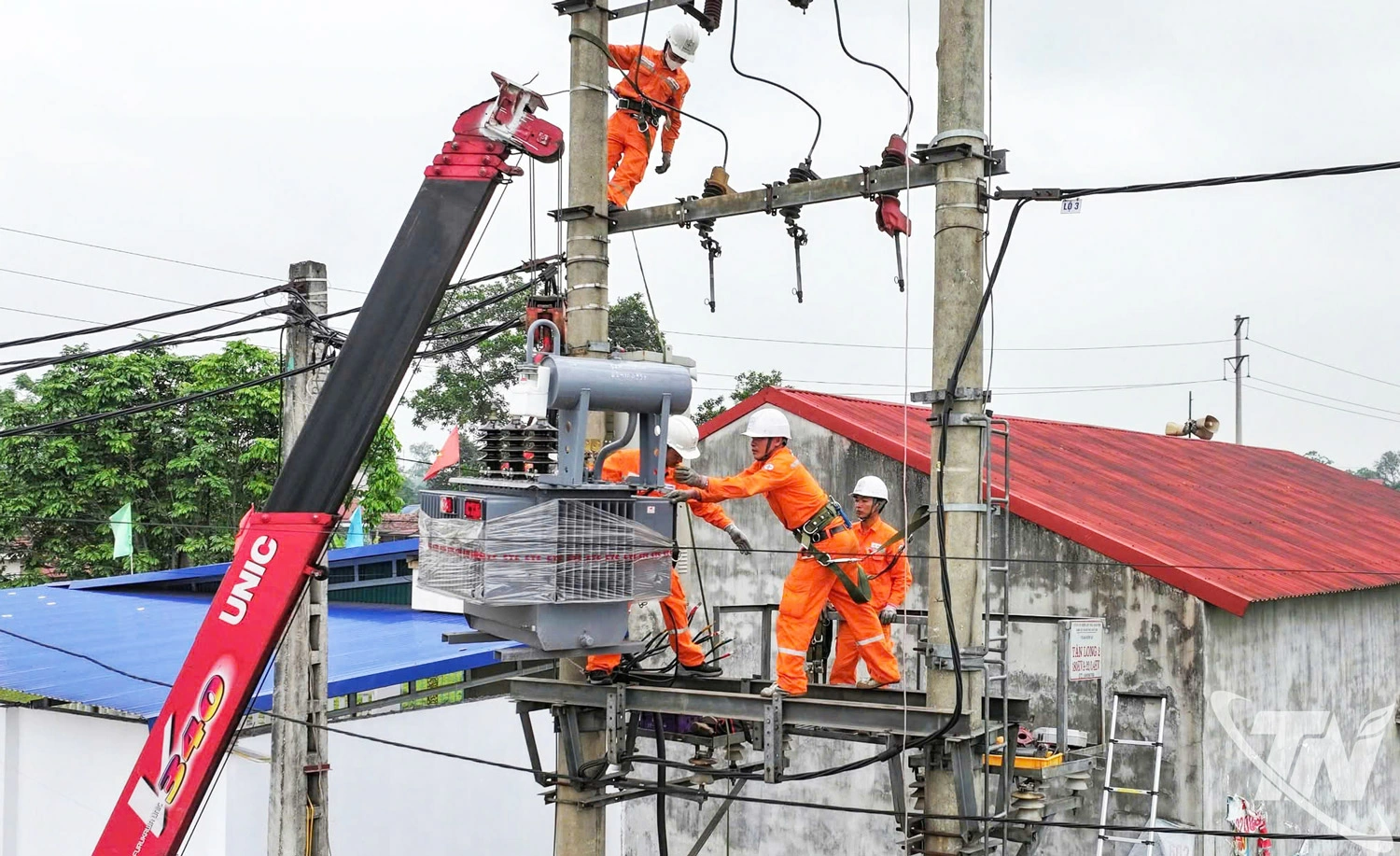 Ngành Điện chú trọng đầu tư cải tạo, nâng cấp hạ tầng   lưới điện trên địa bàn tỉnh để đáp ứng nhu cầu phát triển   sản xuất và đời sống sinh hoạt của nhân dân.
