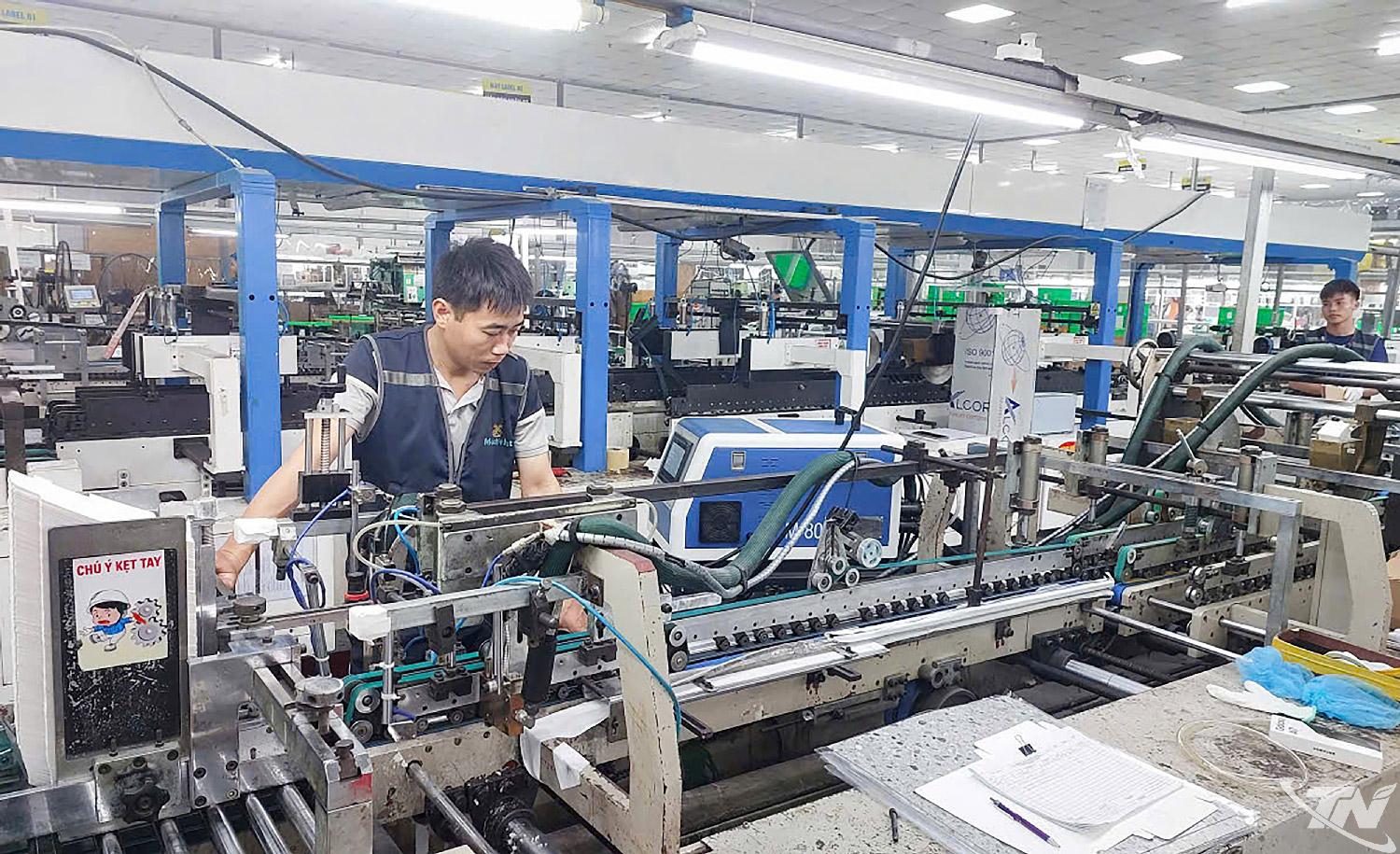 Sau khi hoàn   thành nghĩa vụ   quân sự, anh Vi   Xuân Tùng lựa   chọn học nghề cơ   khí và hiện làm   việc tại Công ty   TNHH Doosun Việt   Nam (Cụm công   nghiệp Nguyên   Gon, phường   Sông Công).