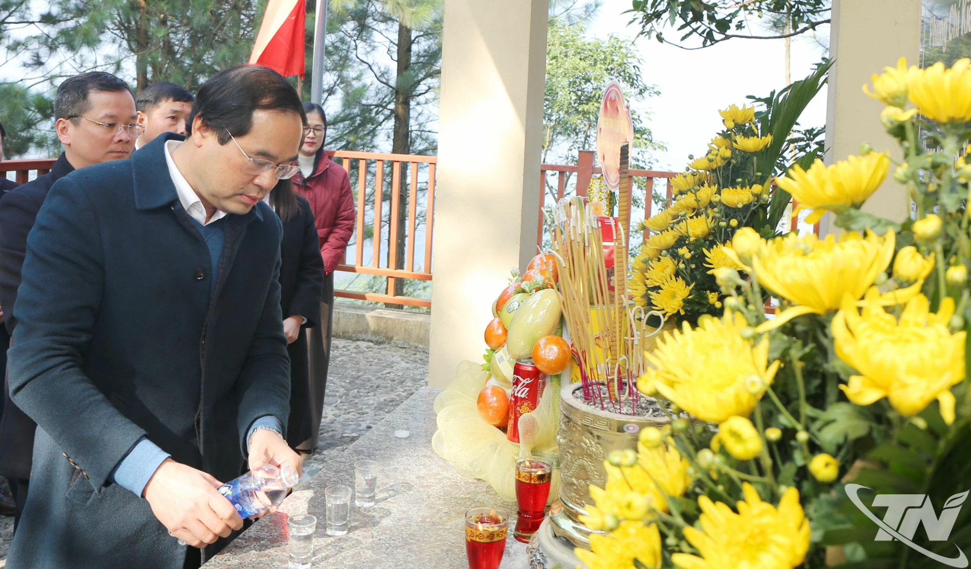 Đoàn công tác dâng hương tại Di tích lịch sử bốt Khau Pàn (xã Ngân Sơn).