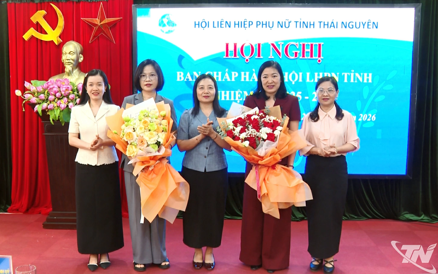 Đồng chí Hà Thị Đào, Chủ tịch Hội LHPN tỉnh Thái Nguyên tặng hoa, chúc mừng 2 tân Phó Chủ tịch Hội LHPN tỉnh.