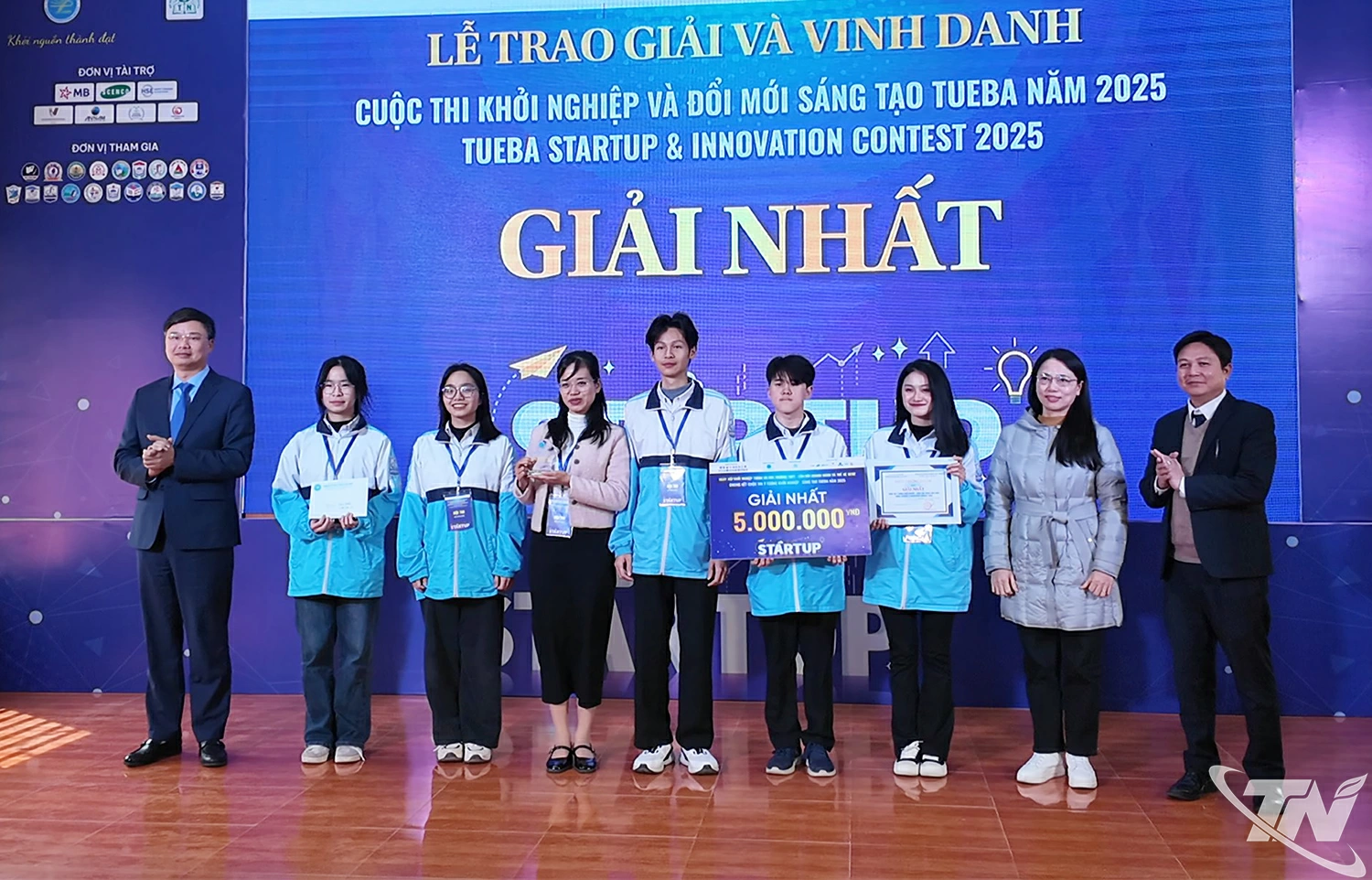 - C&aacute;c đội xuất sắc được Ban Tổ chức trao giải tại V&ograve;ng chung kết Cuộc thi &ldquo;&Yacute; tưởng khởi nghiệp - s&aacute;ng tạo TUEBA năm 2025&rdquo;.