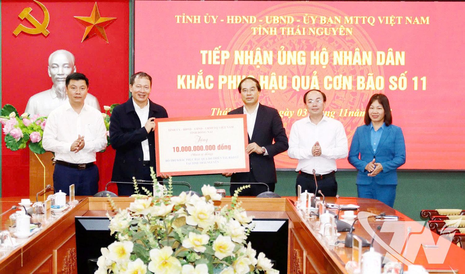 Đồng chí Bí thư Tỉnh ủy Đồng Nai Vũ Hồng Văn trao biểu trưng 10 tỷ đồng hỗ trợ tỉnh Thái Nguyên khắc phục hậu quả bão lũ.