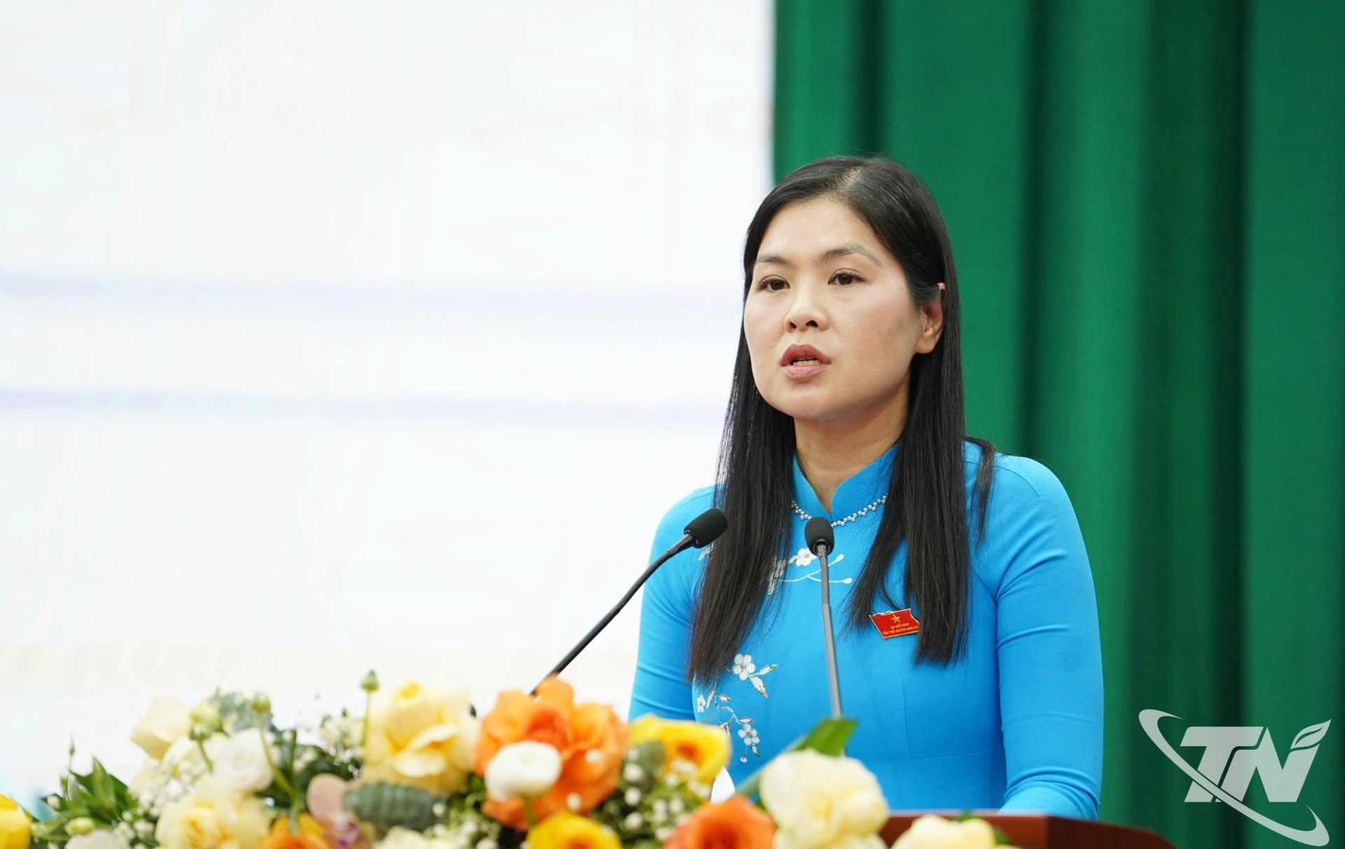 L&atilde;nh đạo Ban Văn h&oacute;a - X&atilde; hội HĐND tỉnh tr&igrave;nh b&agrave;y b&aacute;o c&aacute;o thẩm tra c&aacute;c b&aacute;o c&aacute;o, tờ tr&igrave;nh tr&igrave;nh tại Kỳ họp.