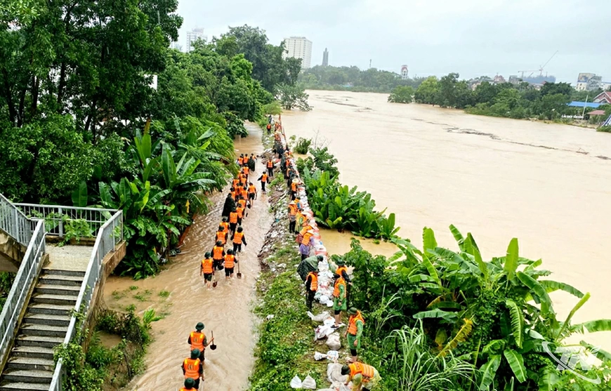 Lực lượng Qu&acirc;n đội, C&ocirc;ng an phối hợp củng cố đ&ecirc; s&ocirc;ng Cầu đoạn qua phường Phan Đ&igrave;nh Ph&ugrave;ng.