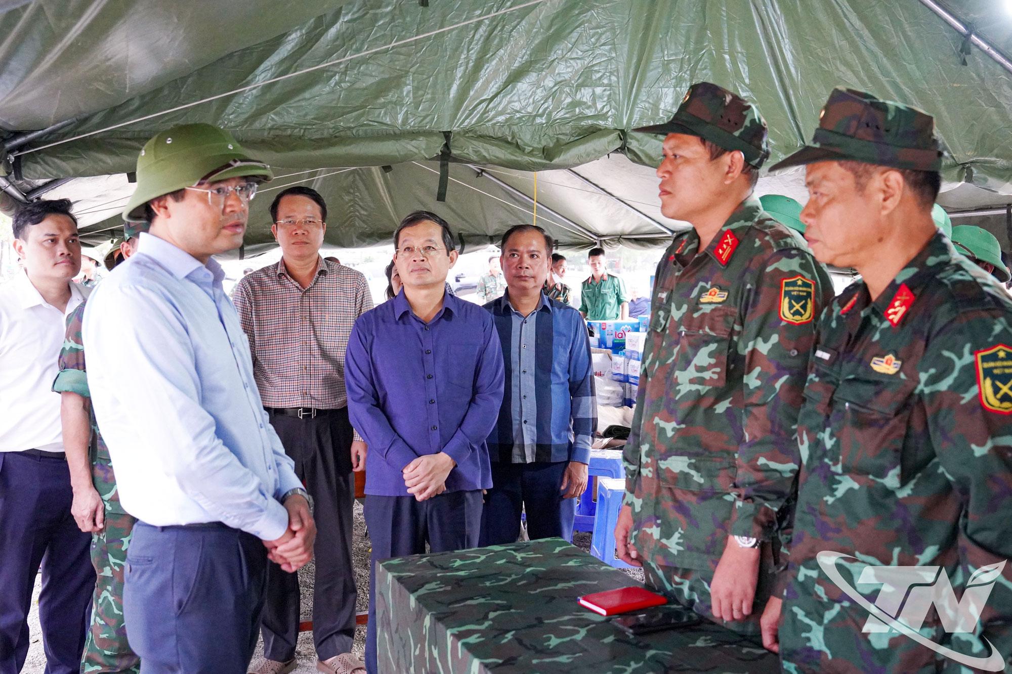 Đồng chí Bí thư Tỉnh ủy Trịnh Xuân Trường cùng Đoàn công tác của tỉnh thăm hỏi, động viên các lực lượng đang khắc phục hậu quả mưa lũ tại phường Phan Đình Phùng.