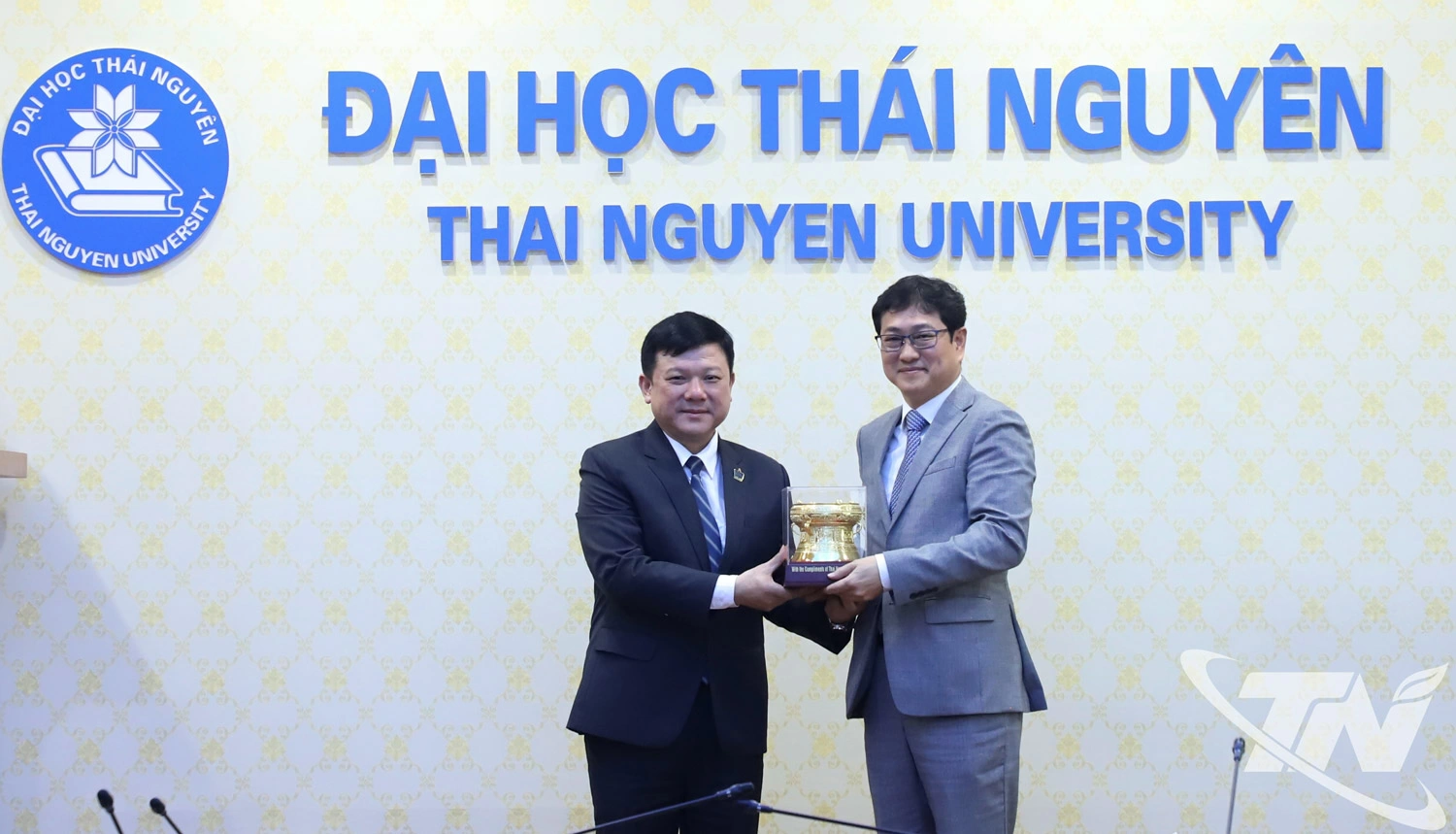 Lãnh đạo Đại học Thái Nguyên tặng quà lưu niệm cho đại diện Samsung Việt Nam.