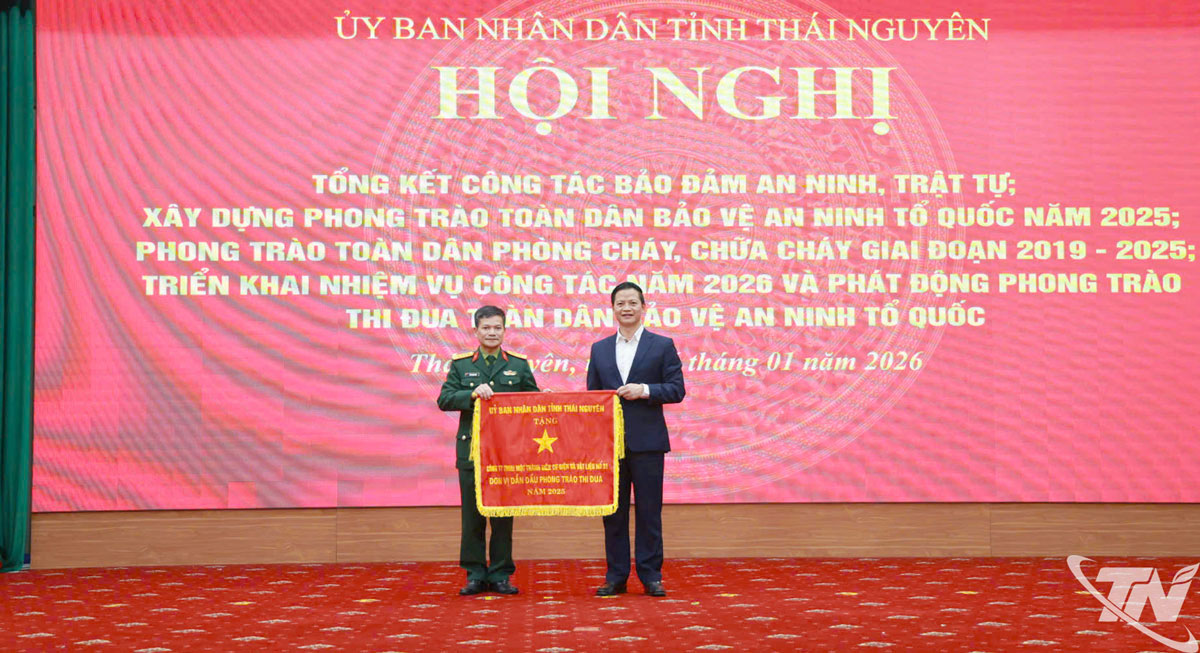 Đồng ch&iacute; Chủ tịch UBND tỉnh tặng Cờ thi đua cho Đơn vị dẫn đầu phong tr&agrave;o thi đua năm 2025.