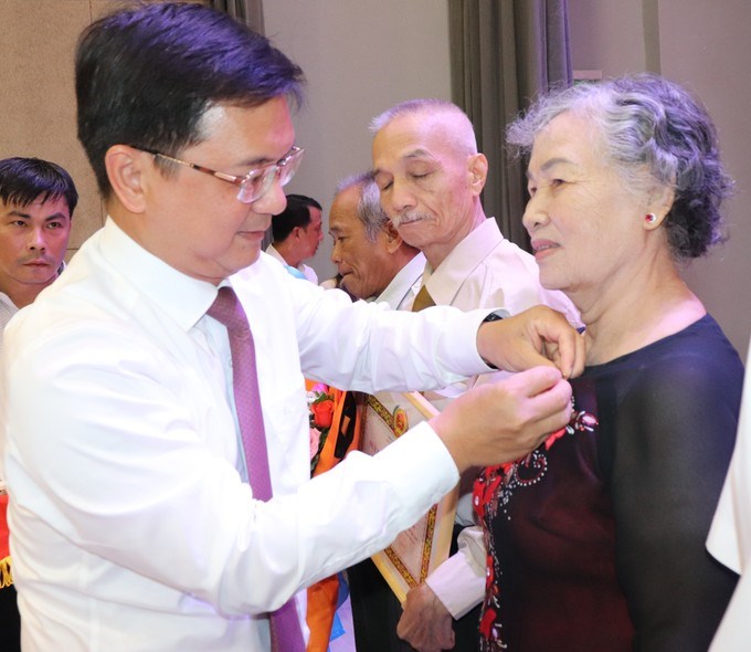 Phó Chủ tịch UBND TPHCM Nguyễn Mạnh Cường trao Huy hiệu Đảng đến đảng viên cao tuổi Đảng phường Bình Lợi Trung