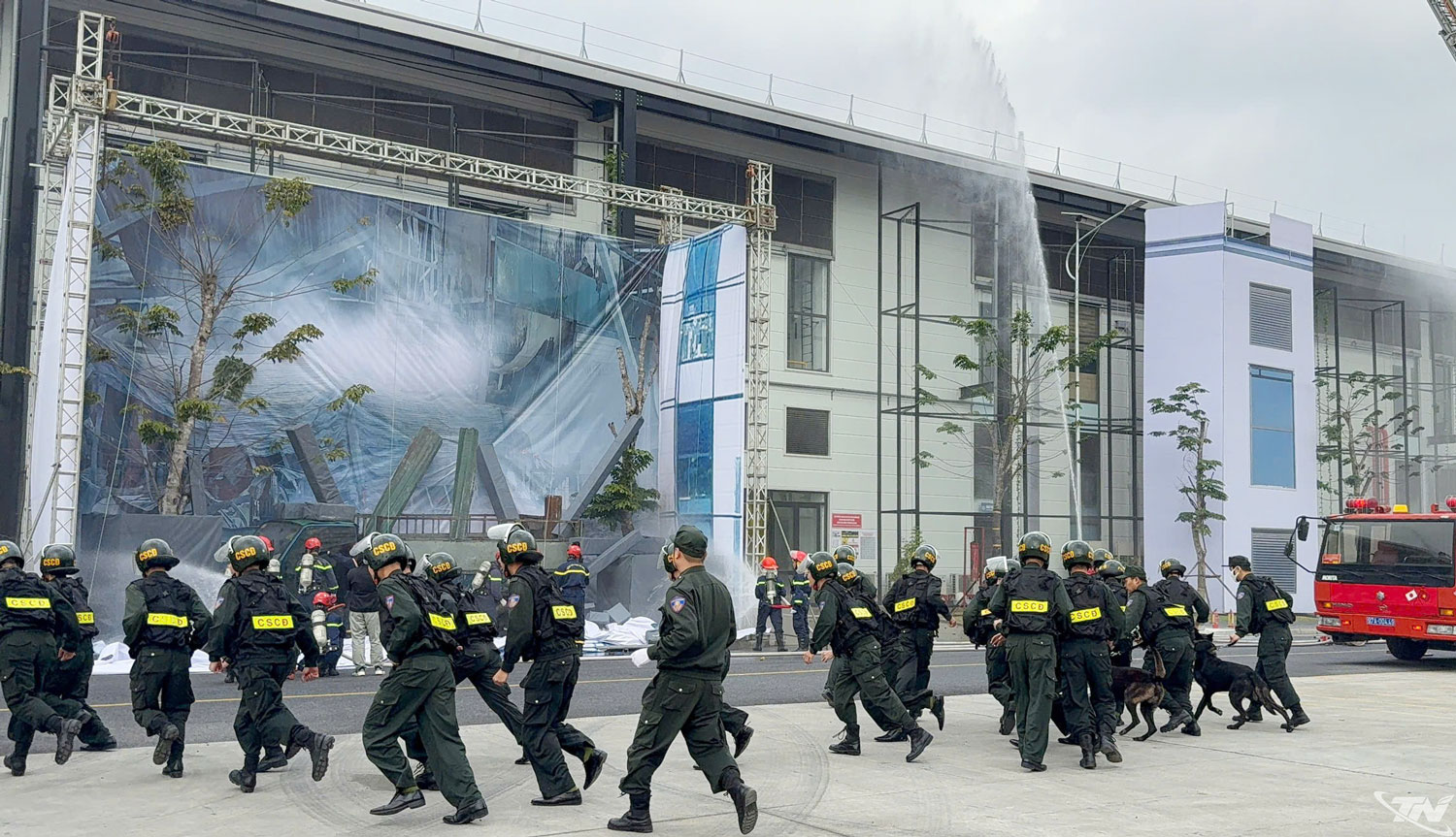 Tổng duyệt kiểm tra t&iacute;nh khả thi của việc bố tr&iacute; đội h&igrave;nh, huy động lực lượng tham gia Diễn tập.