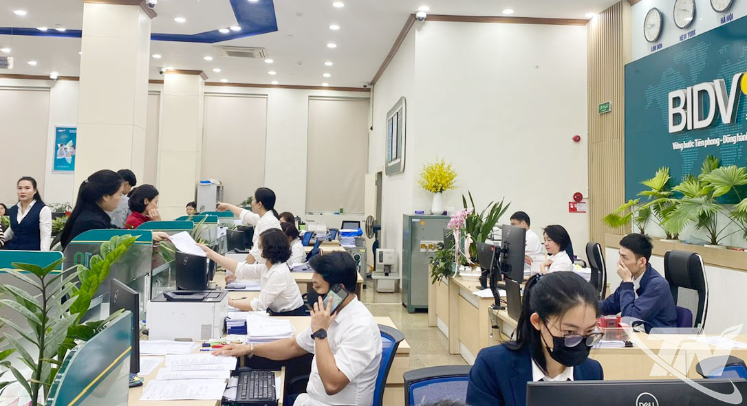Các ngân hàng đều bố trí thêm nhân lực cho bộ phận giao dịch để đáp ứng nhanh nhất nhu cầu của khách hàng.