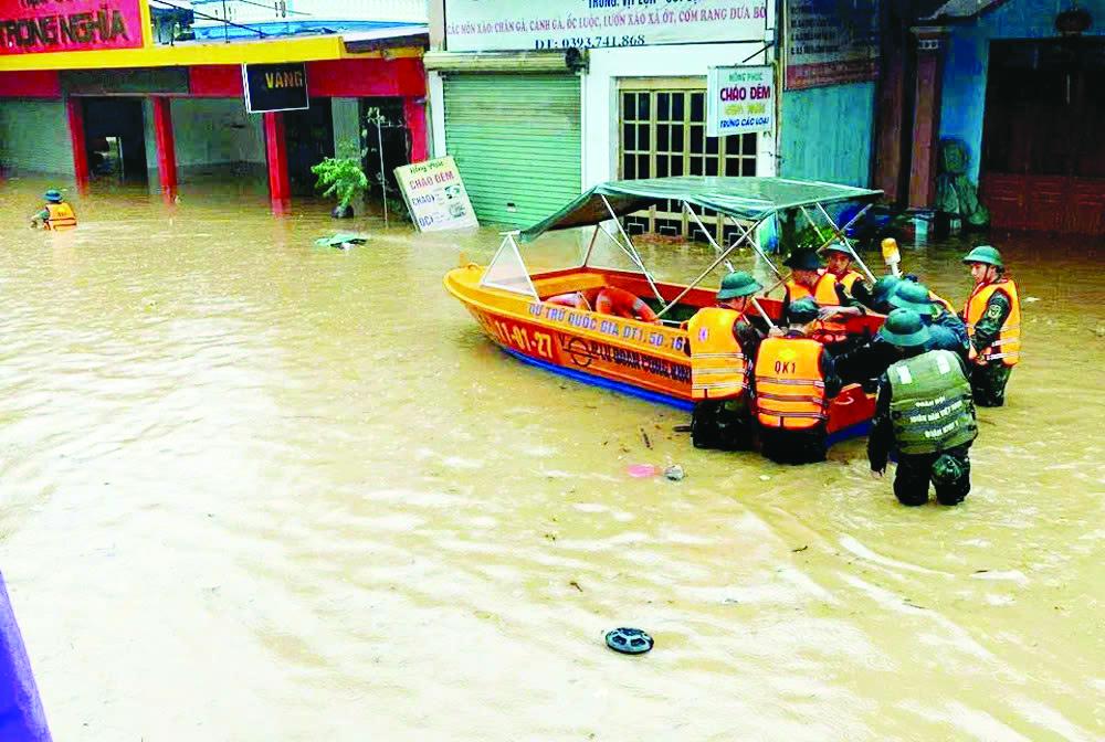 Lực lượng chức năng khẩn trương triển khai công tác cứu hộ, cứu nạn, di chuyển người dân ở những khu vực bị ngập sâu đến nơi an toàn.