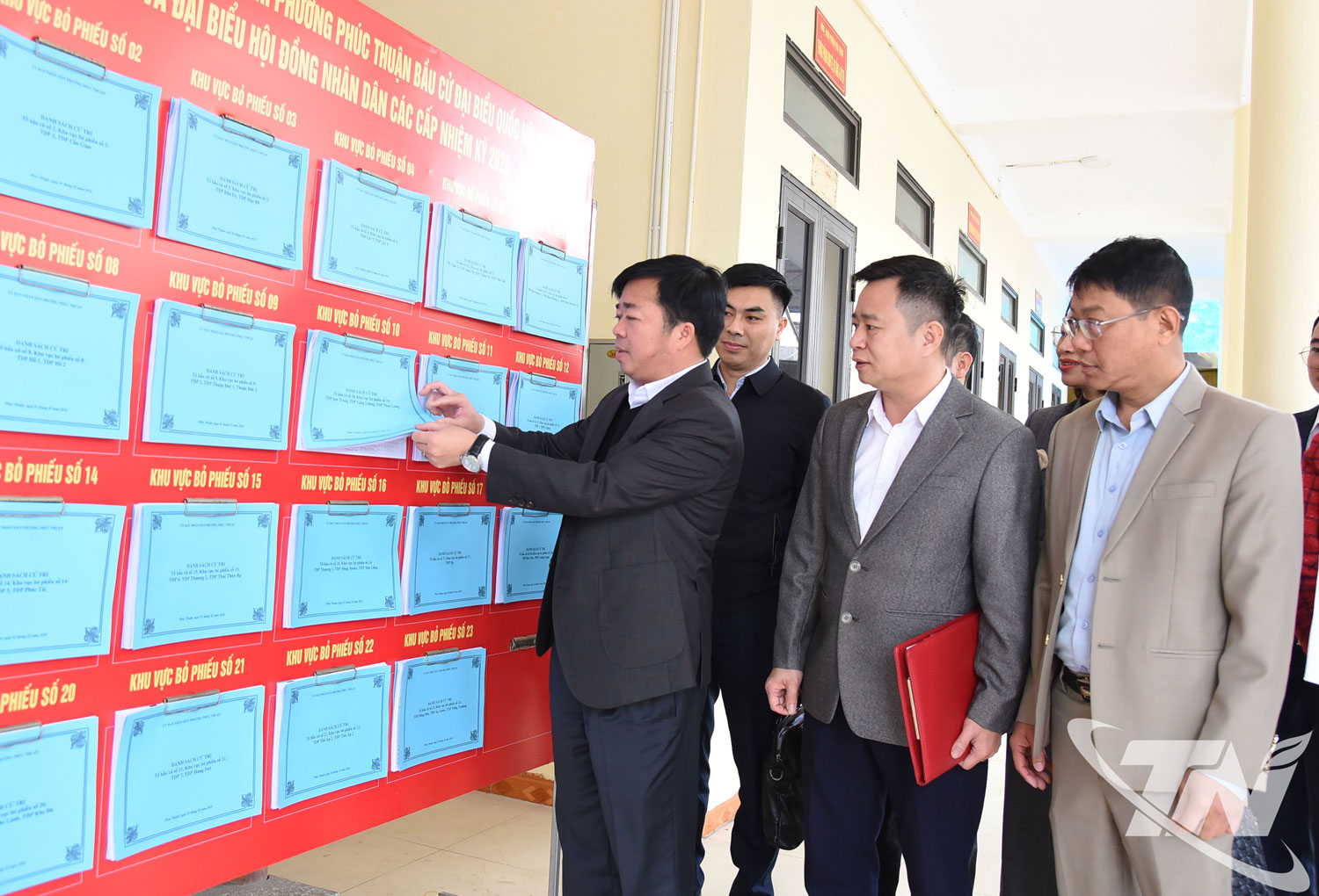 Đoàn công tác kiểm tra việc niêm yết danh sách cử tri tại phường Phúc Thuận.